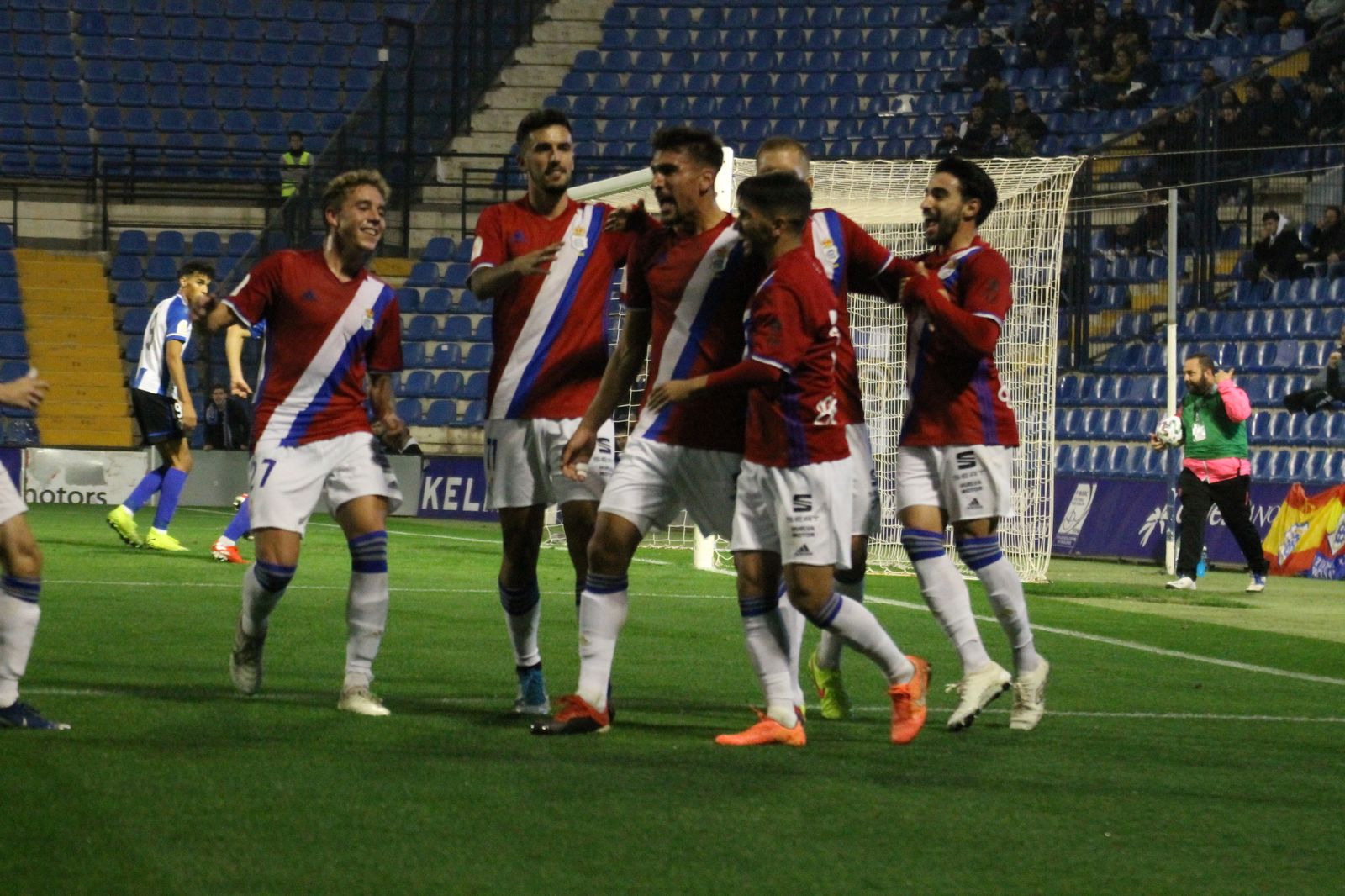 Los jugadores del Decano celebran el gol con el que eliminaron al Hércules en Alicante.