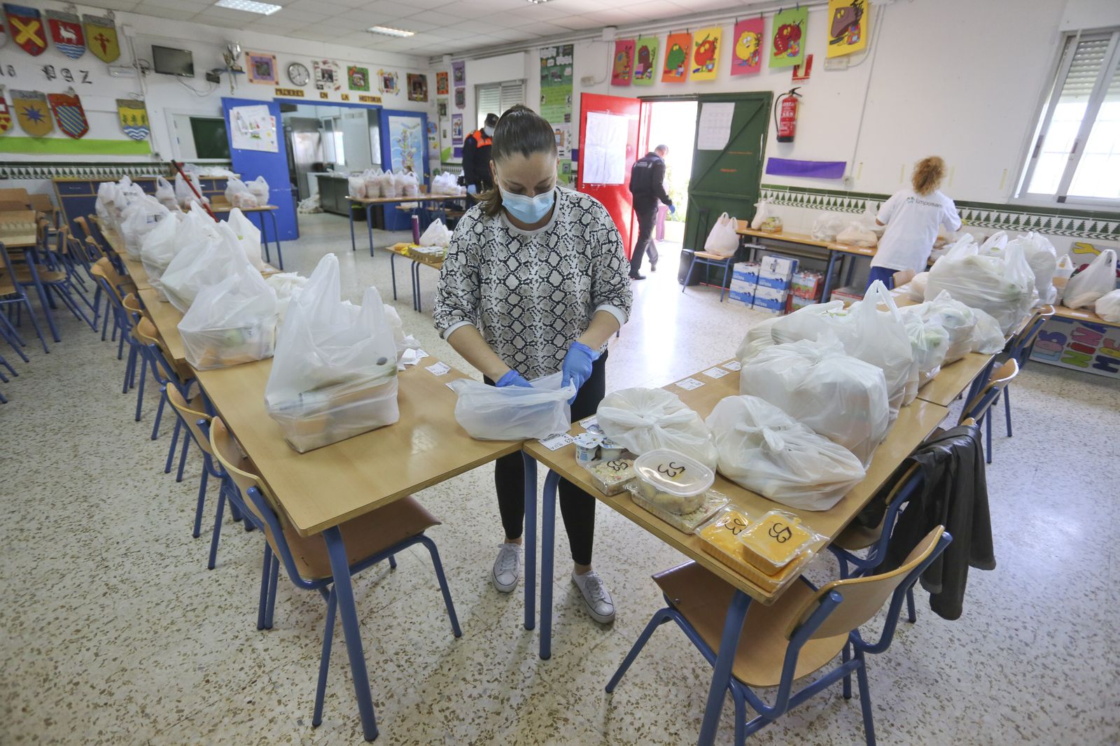 Imagen de archivo del reparto de comida a familias necesitadas durante la actual crisis sanitaria.