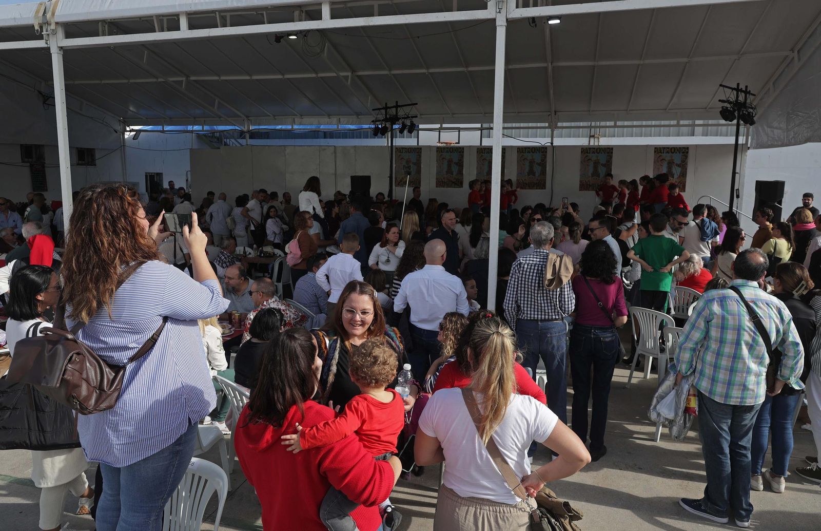 Búscate en las fotos de la Olla de San Isidro en Los Barrios .