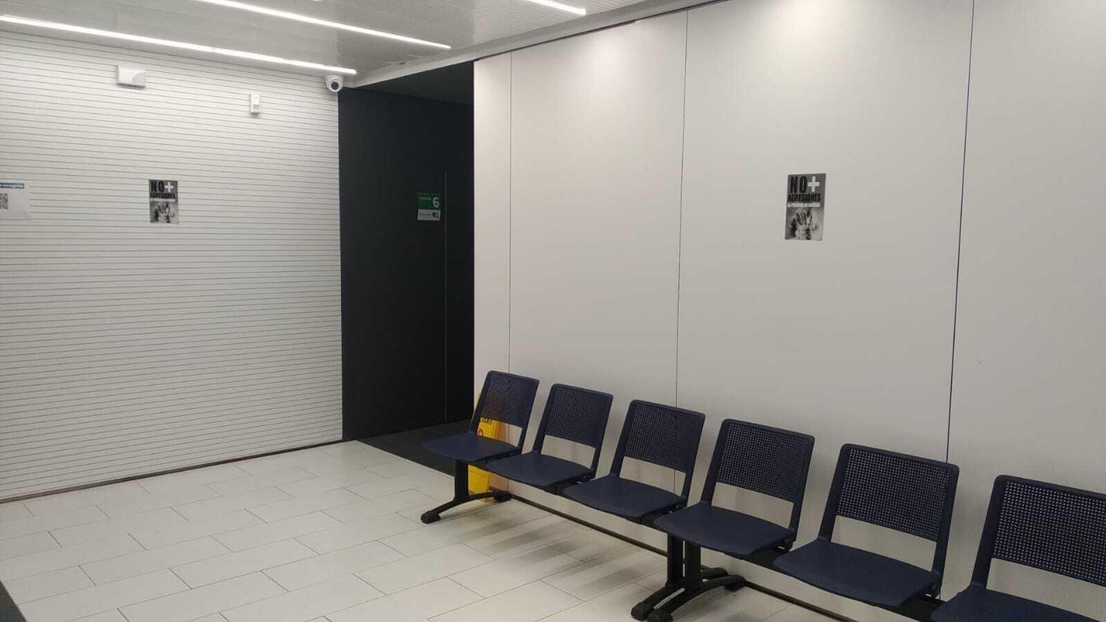 Carteles en las puertas de las consultas del centro de Salud de San Juan para frenar las agresiones.