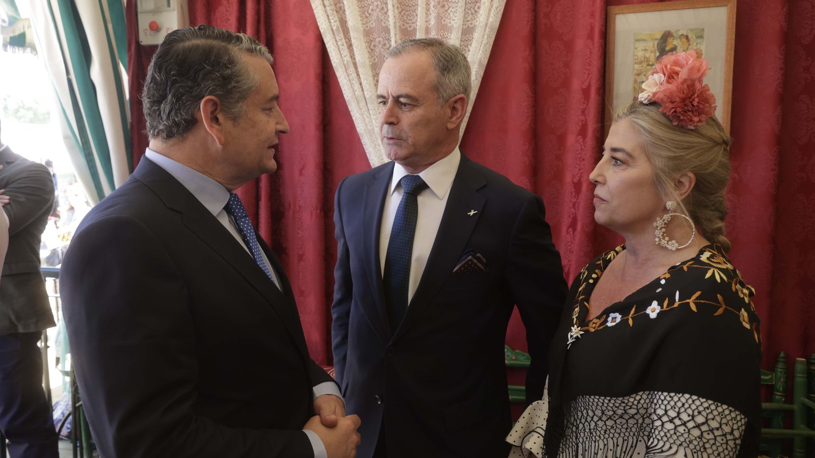 Carlos Melero Claudio y su mujer saludan a Antonio Sanz.