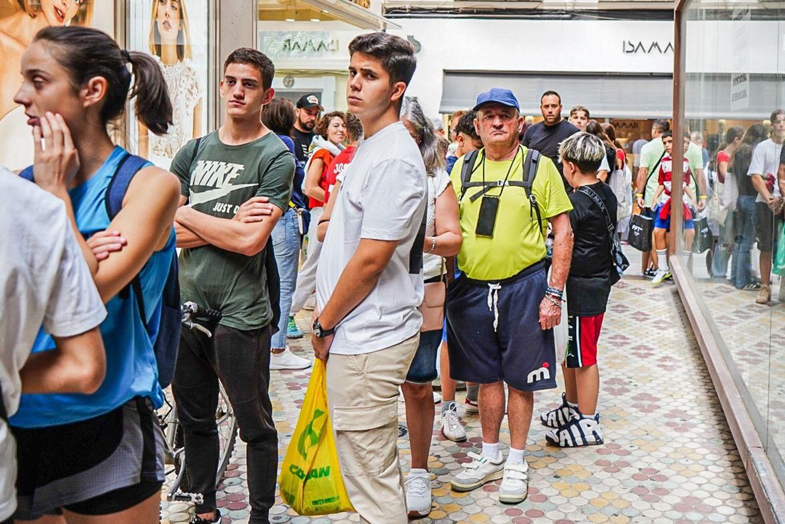 Saiko forma colas de solidaridad en Granada: las imágenes