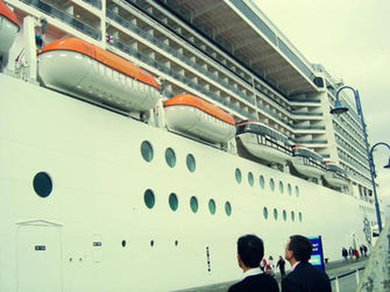 El crucero 'MSC Fantasía', uno de los más grandes y nuevos del mundo, en el Puerto de Málaga hace unas semanas.