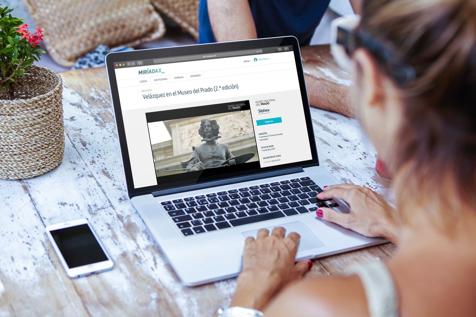 Una alumna accediendo al portal Miríadax desde su portátil.