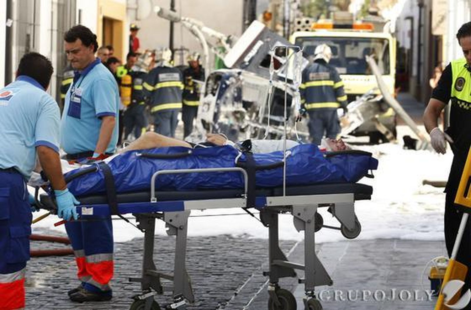 El piloto, que intentó aterrizar, acabó a pocos metros de la Iglesia Prioral Portuense. Heridos el piloto y los dos pasajeros, que tomaban imágenes turísticas de la ciudad./Fotos:Fito Carreto

Foto: Fito Carreto