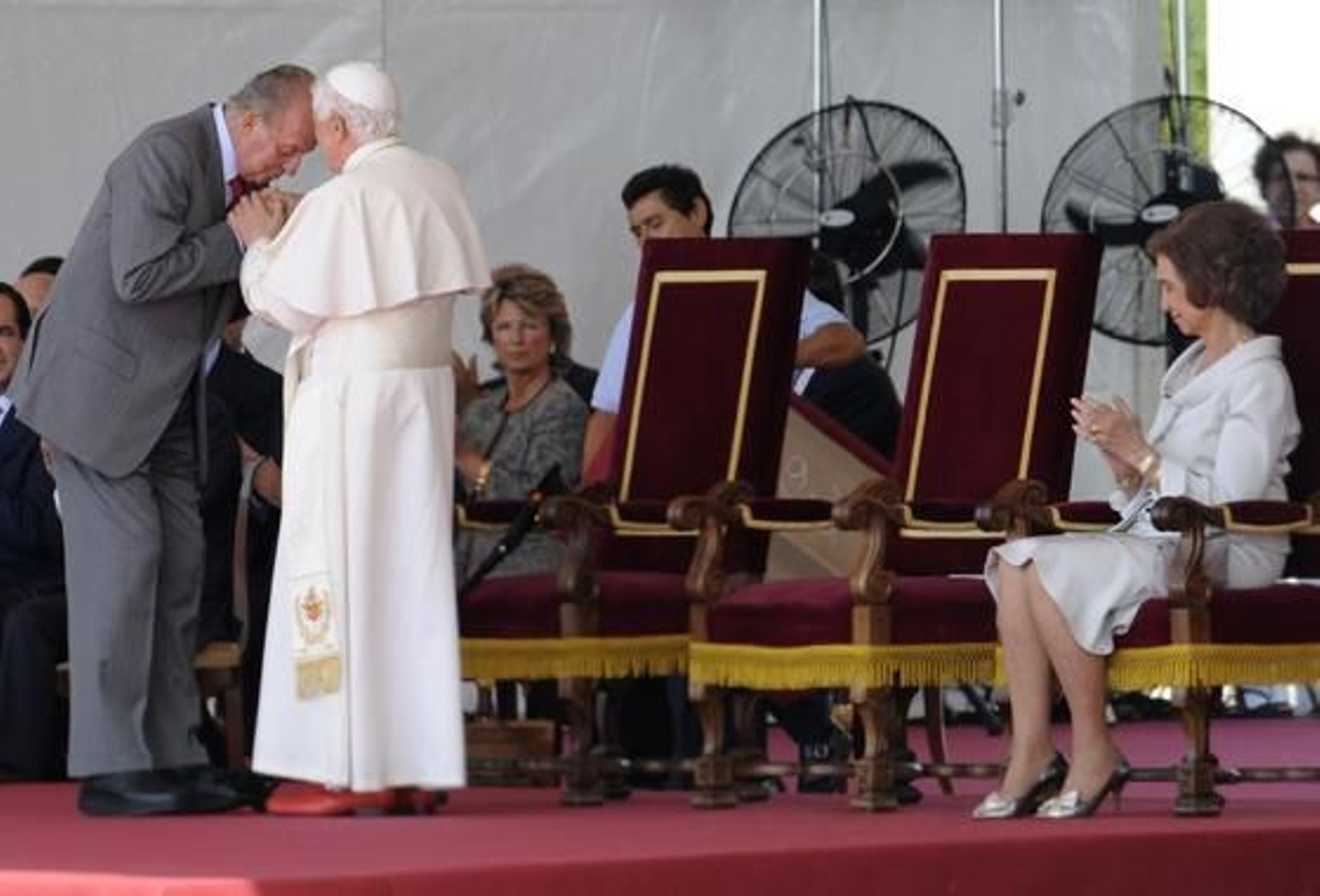 Benedicto XVI a su llegada al aeropuerto de Barajas.

Foto: afp