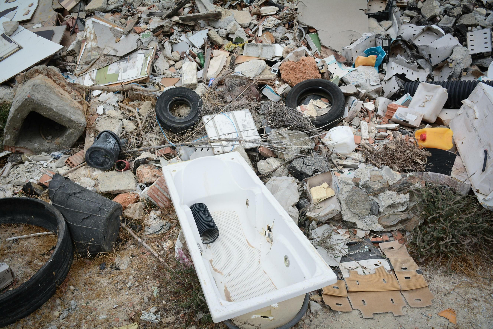 Restos de obras domiciliarias depositados en el recinto, en una imagen de archivo.