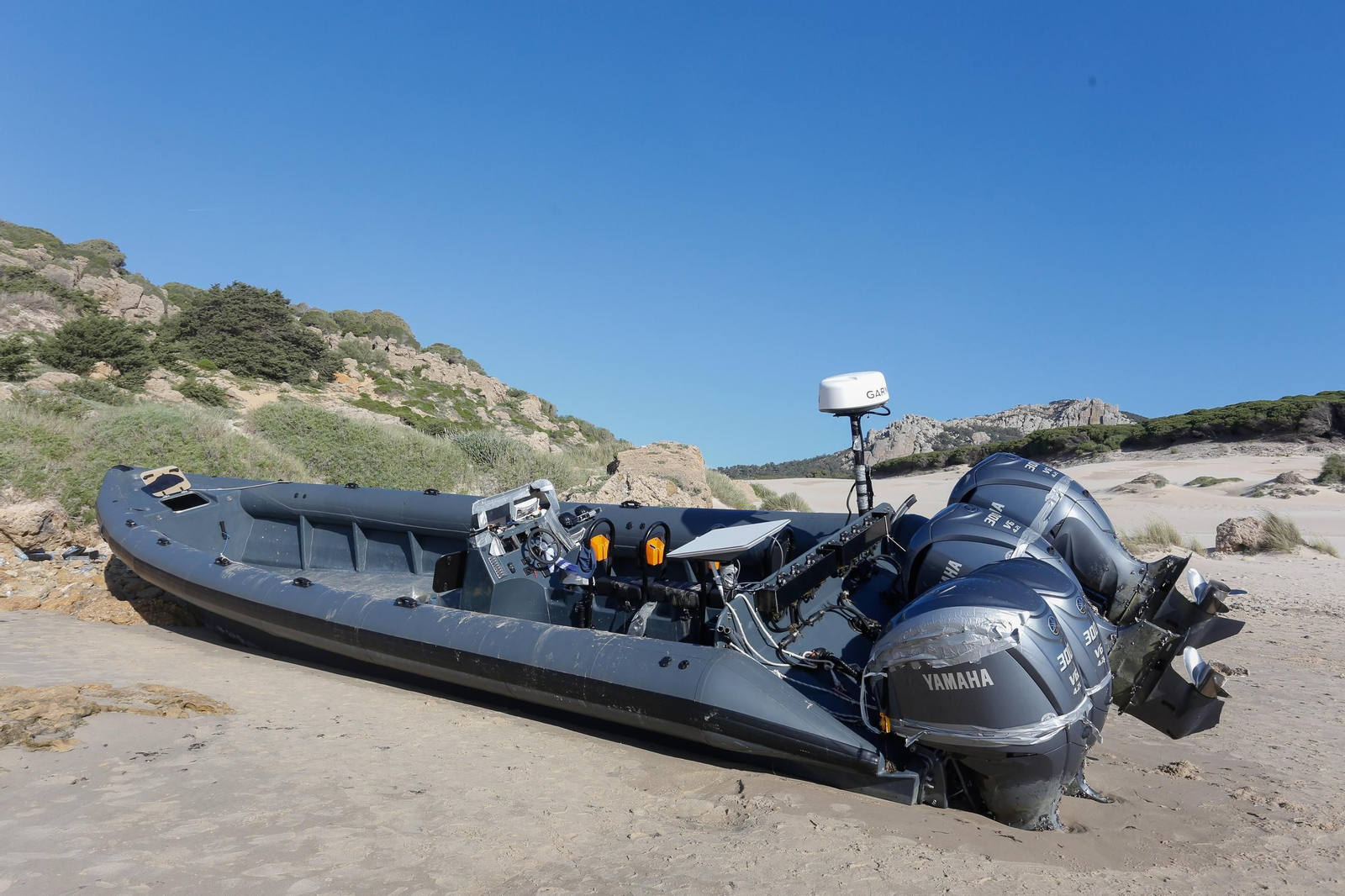 Intervienen casi 3.000 kilos de hachís en la playa de Bolonia, en imágenes