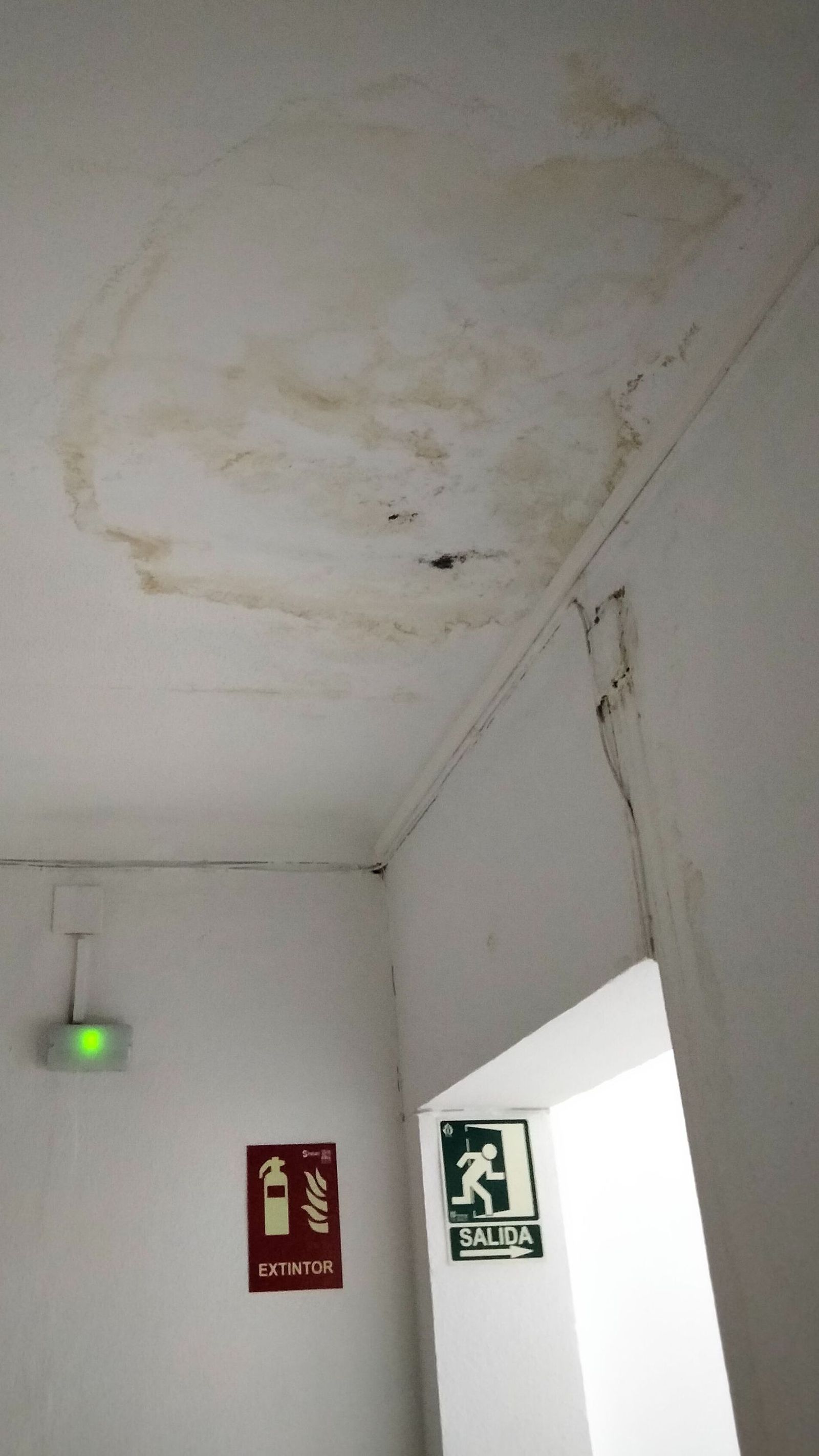 Goteras en el centro de salud de Iznájar.