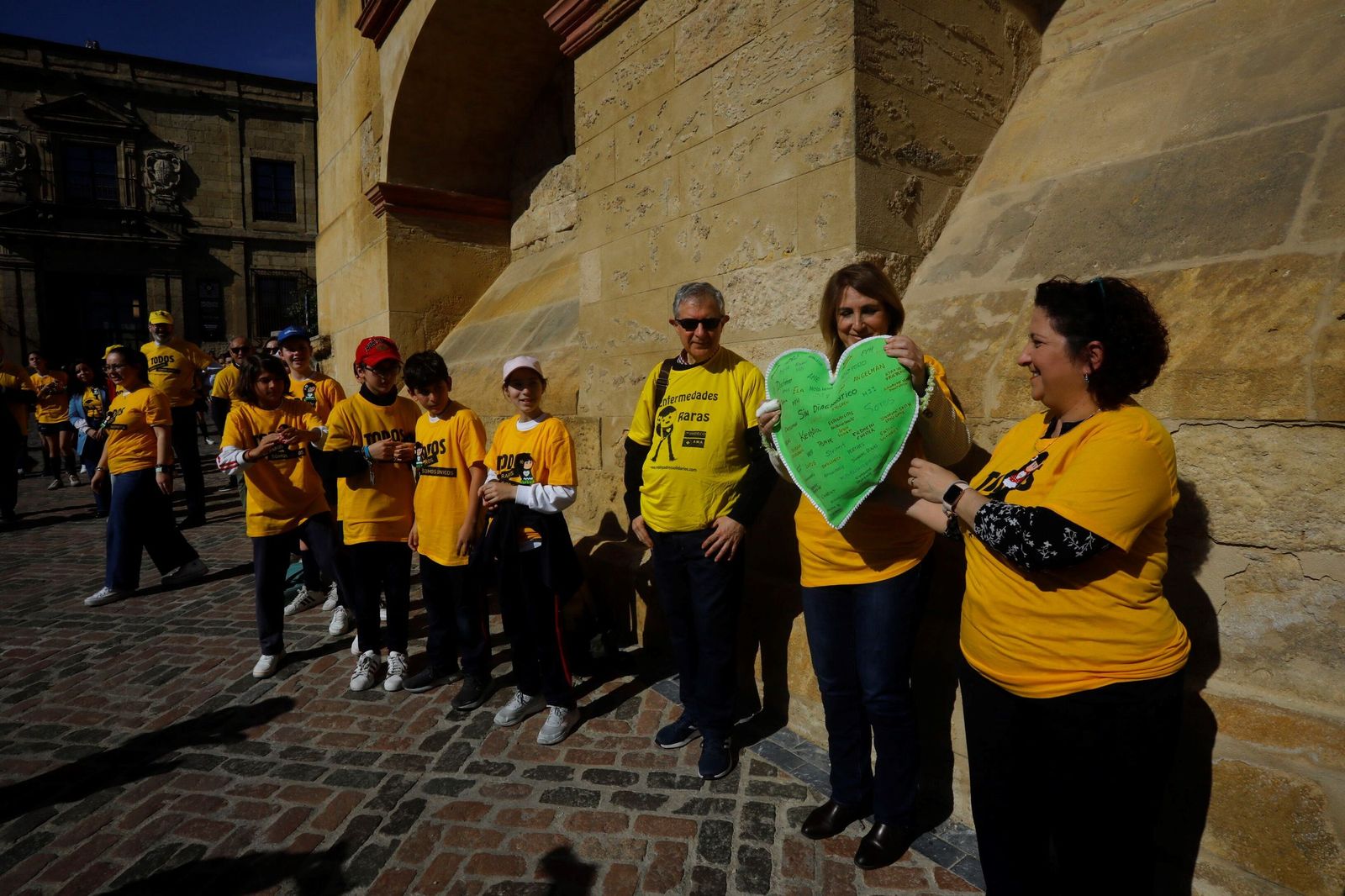 Las mejores imágenes del abrazo a la Mezquita-Catedral por las enfermedades raras