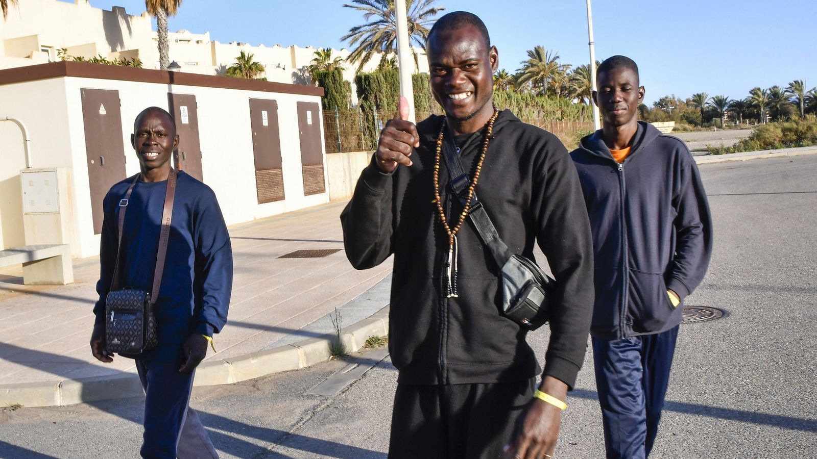 Los grupos de migrantes se unen y hacen piña entre sus compatriotas en los alrededores de los hoteles donde son alojados temporalmente.