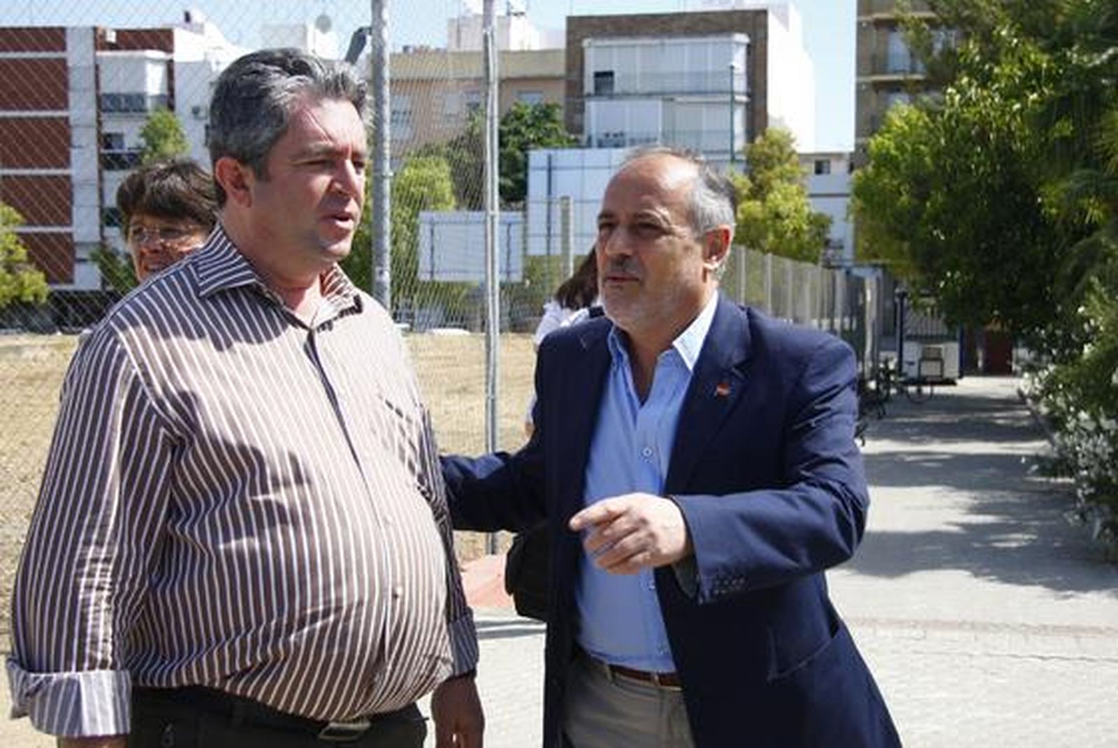 El concejal de Juventud y Deportes, José Manuel García Martínez visita las obras del Centro Deportivo Hytasa.

Foto: Belén Vargas