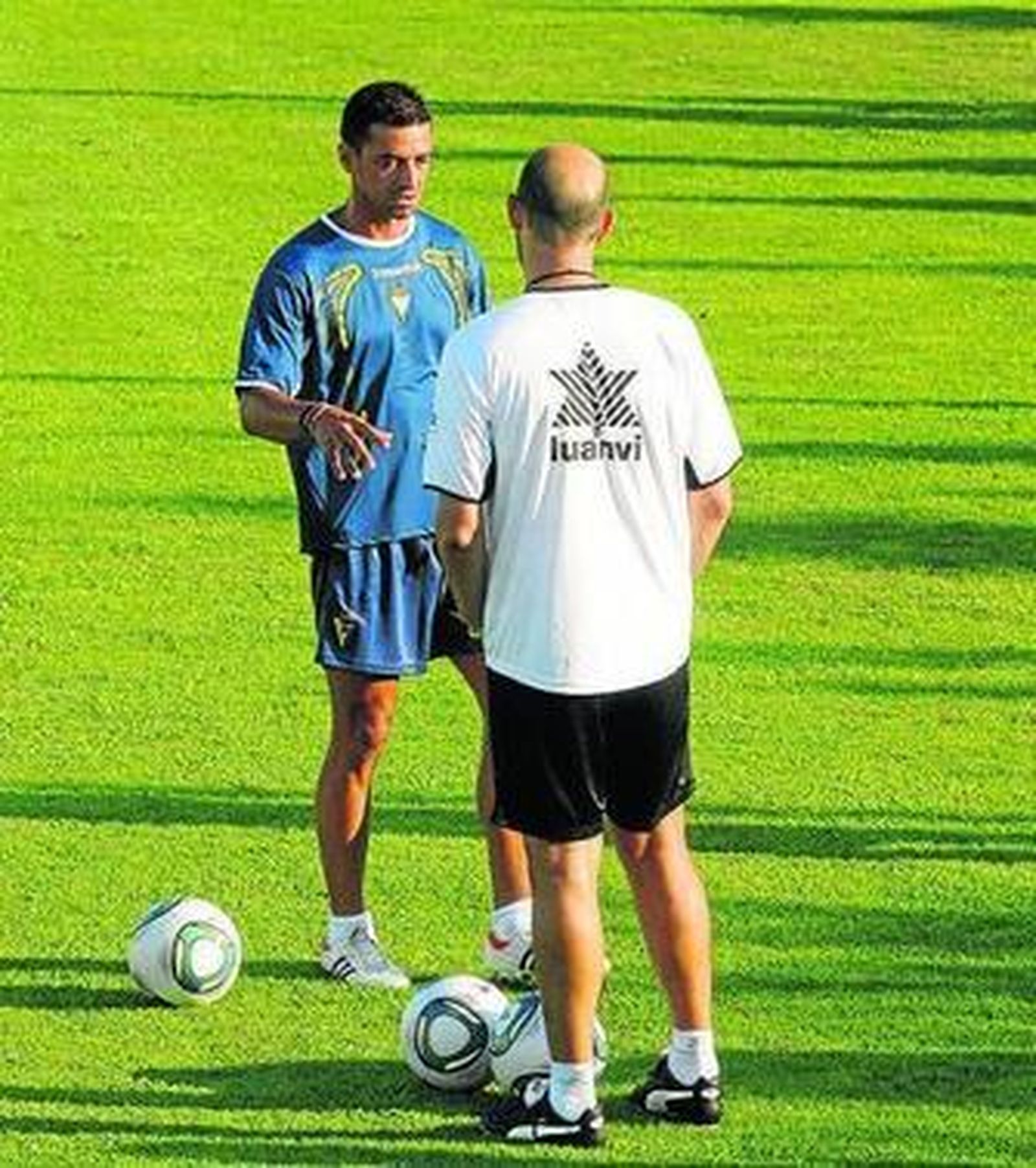 Edison Torres, de espaldas, tras ser expulsado ante el Villanovense.