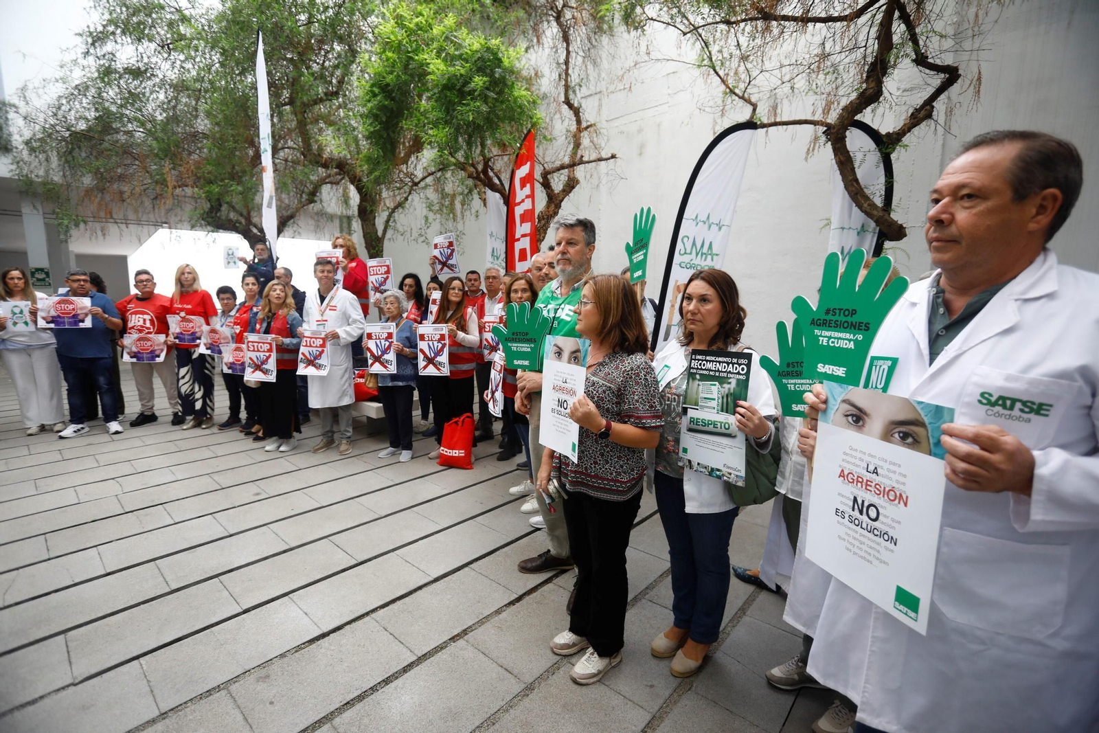 La concentración contra las agresiones al personal sanitario en el centro de salud Lucano