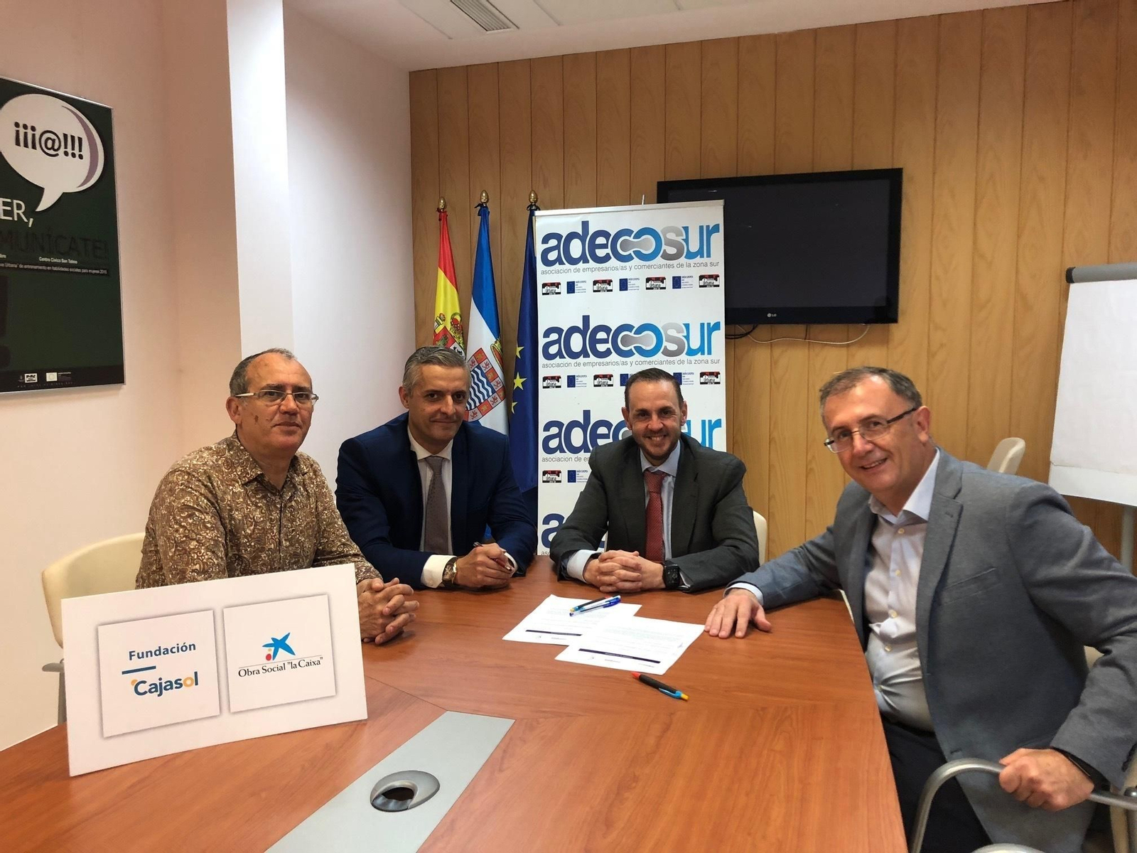 Un momento ayer de la firma del acuerdo.