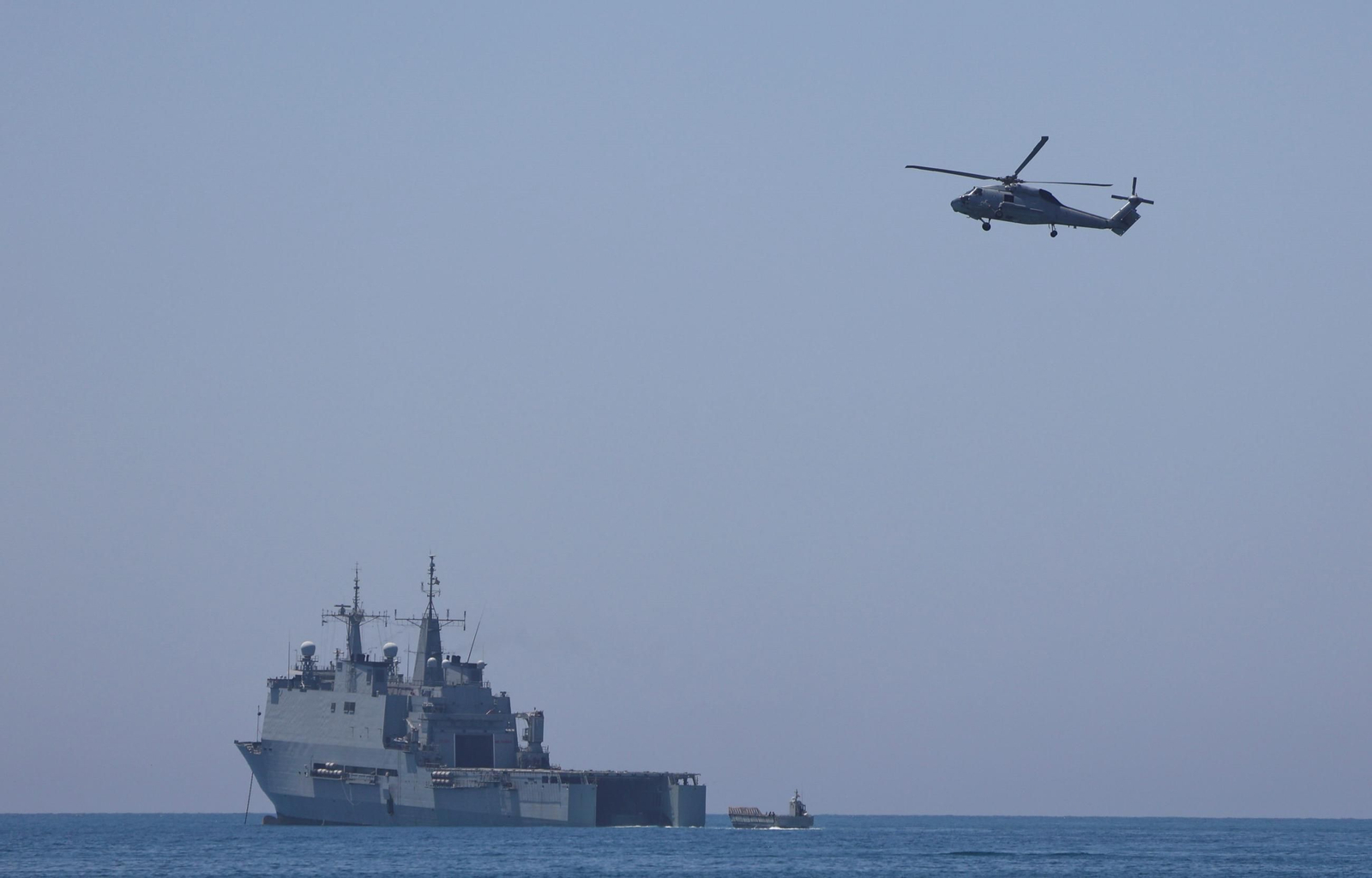 Los buques de la Armada 'Juan Carlos I' y 'Galicia' ya están en Málaga para el desembarco, en fotos