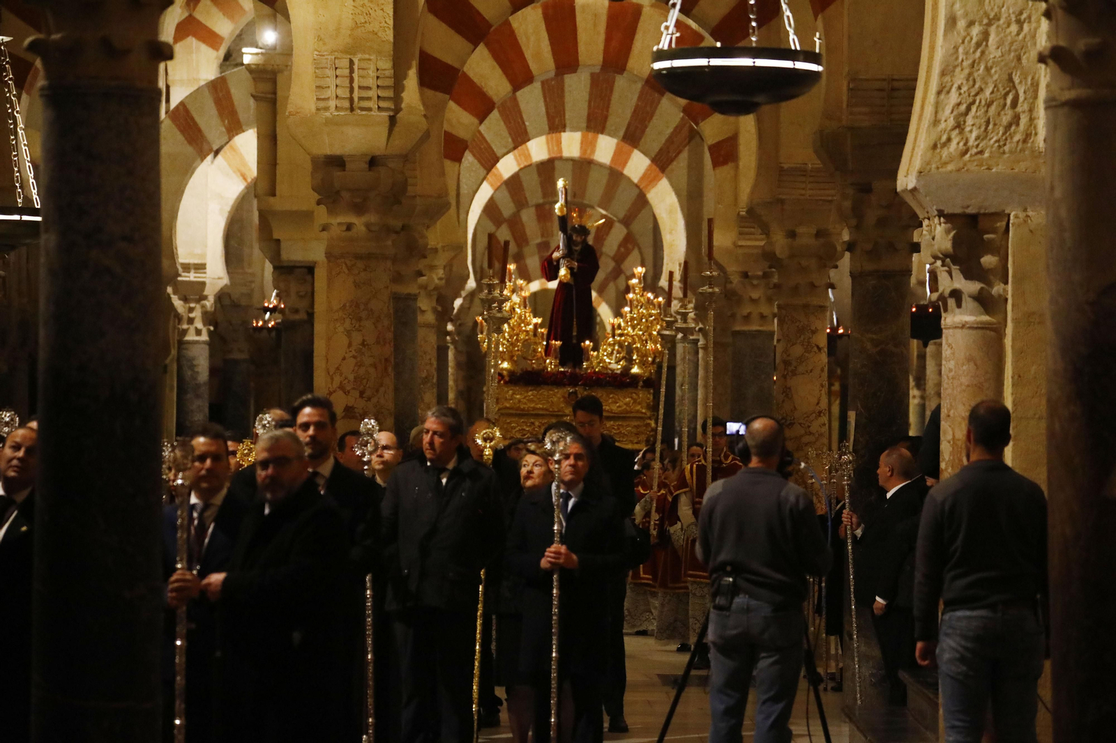 El vía crucis de la Agrupación de Cofradías de Córdoba, en imágenes