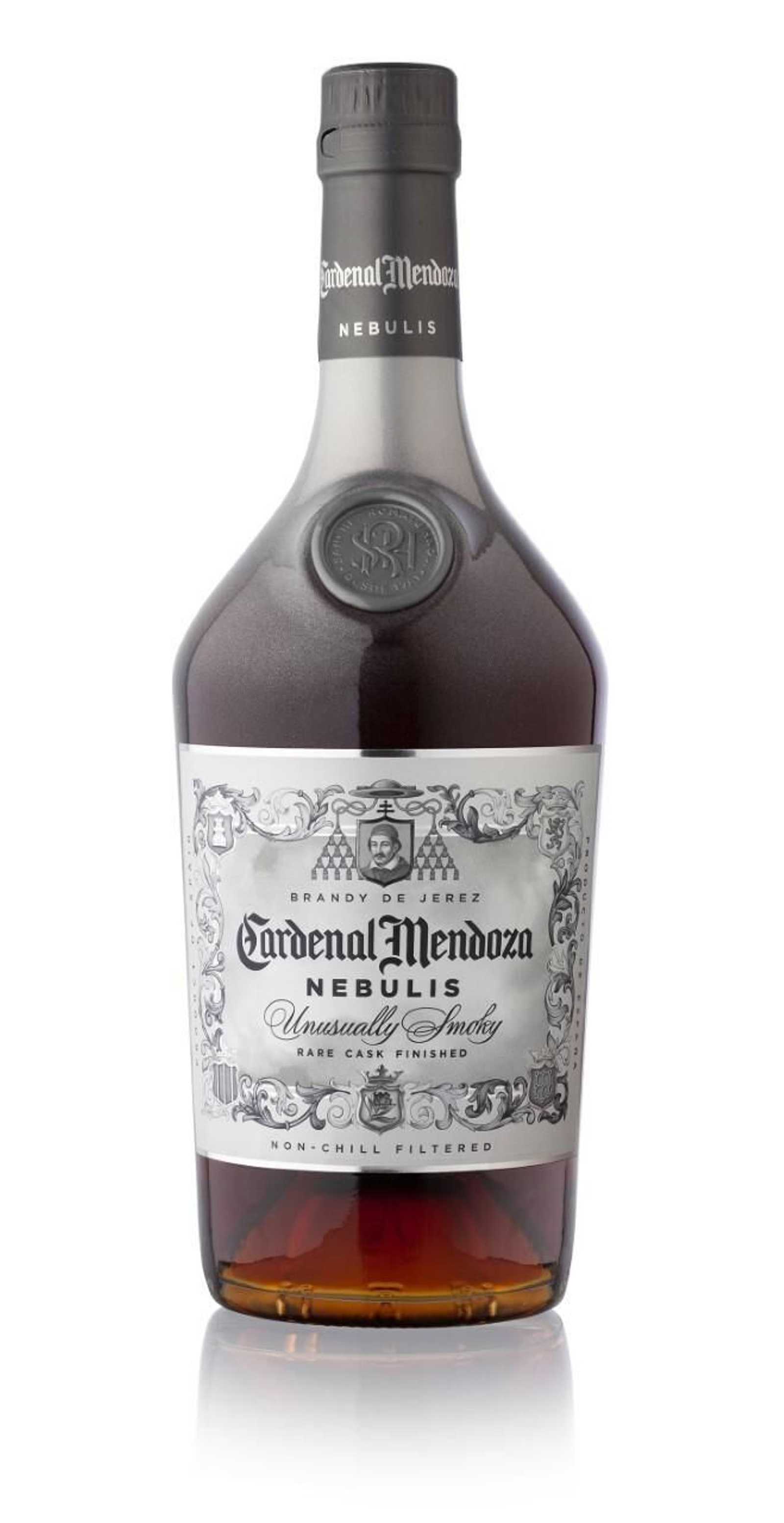 Botella de Cardenal Mendoza Nebulis con el degradado en plata que emula el ahumado. Botella de Cardenal Mendoza Nebulis con el degradado en plata que emula el ahumado.