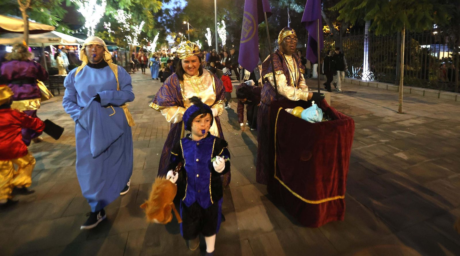 Fotos del heraldo de los Reyes Magos y su corte de beduinos en Algeciras