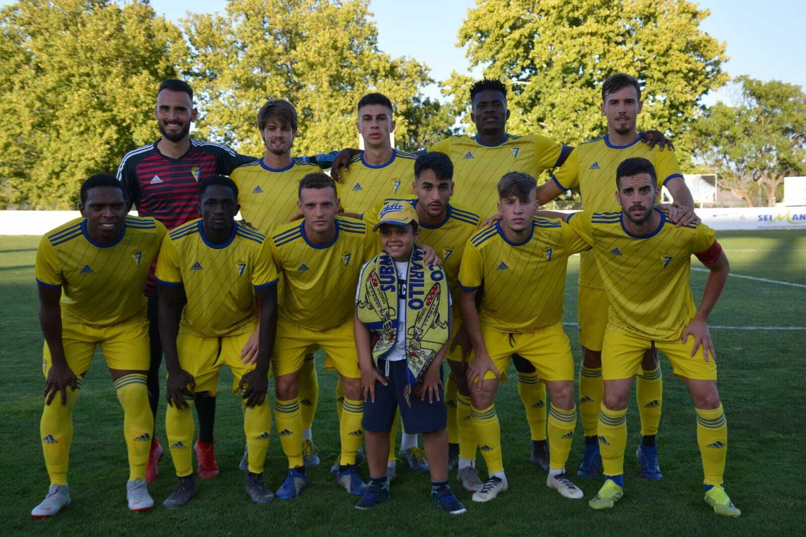 Formación inicial del Cádiz B en el Antonio Barbadillo.