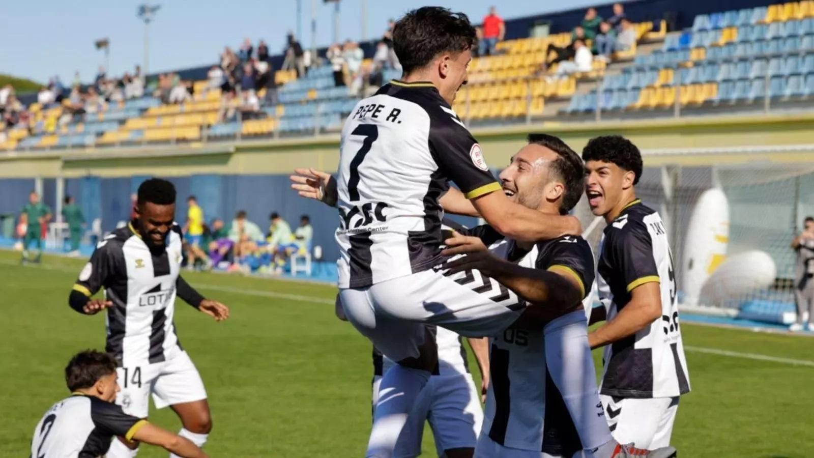 El trigoleador Pepe Rincón festeja el tercero de sus tantos con la grada del Ramón Banco en familia.