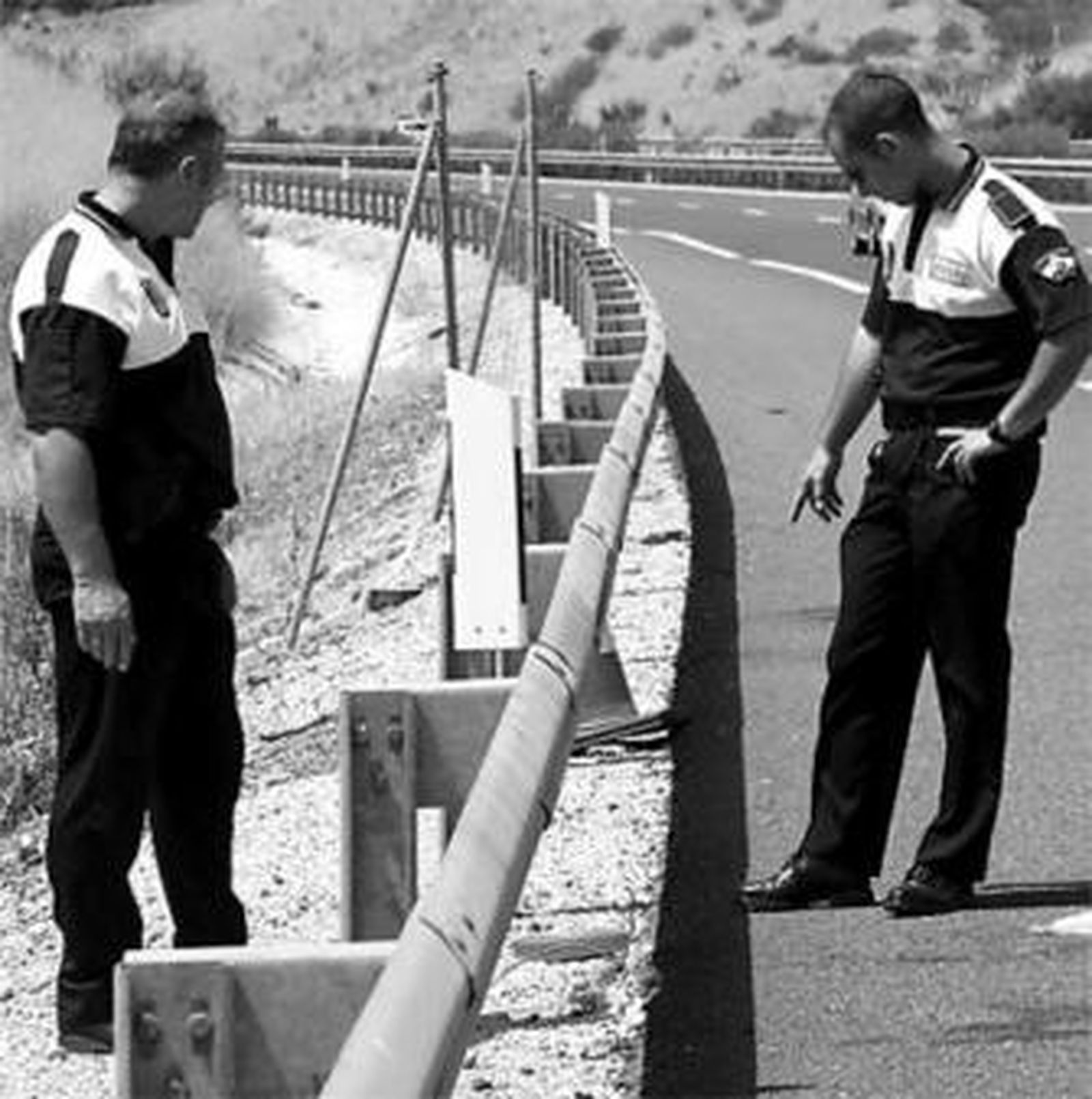 Dos agentes inspeccionan el lugar donde se produjo el enfrentamiento.