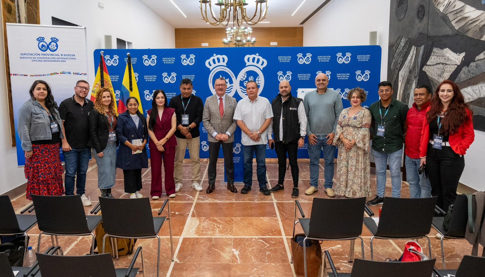 José Manuel Zamora y la delegación colombiana de la forma la UIM en la Diputación de Huelva.