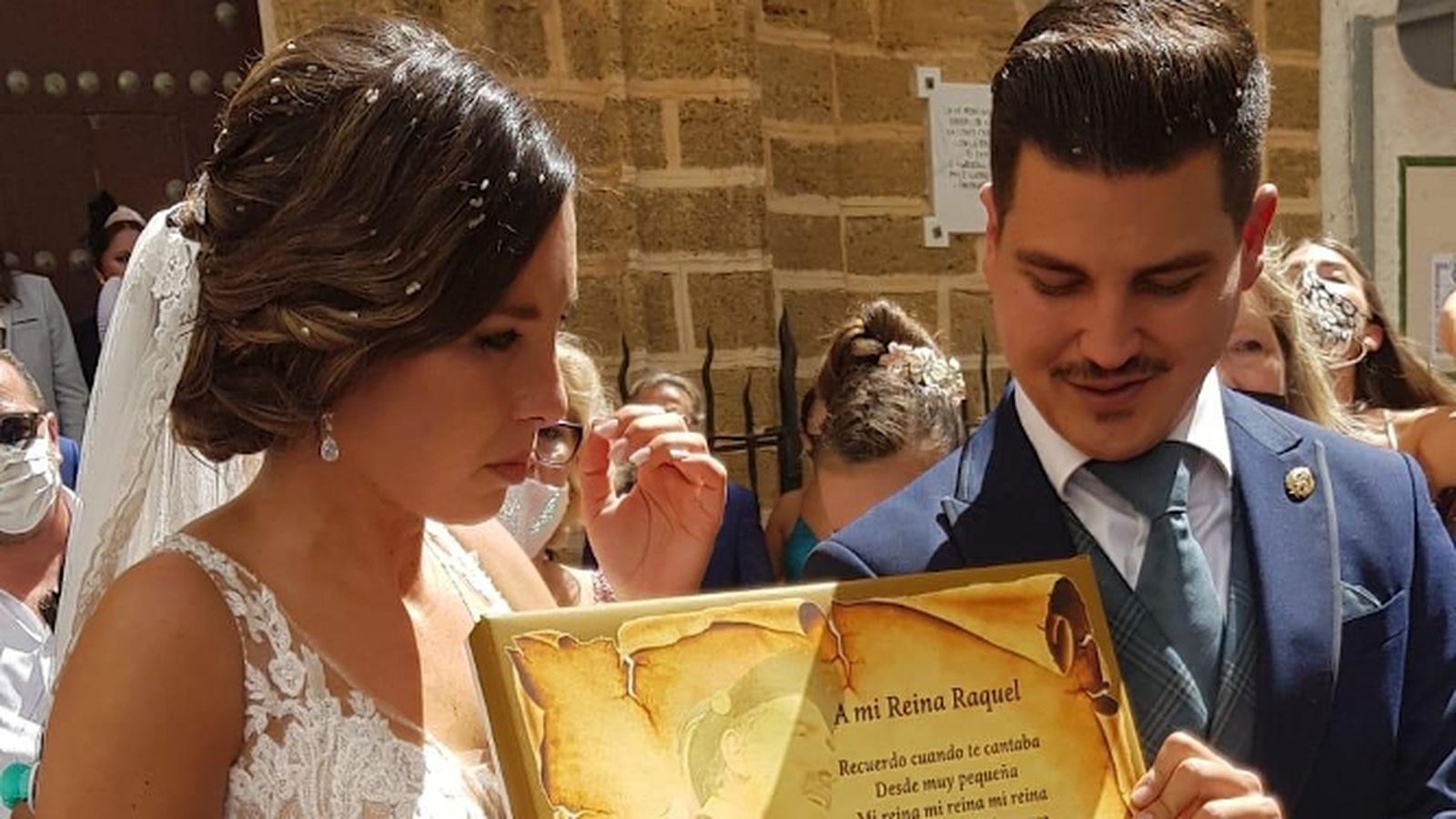 Raquel Collantes Laínez y José Antonio Lucero López a la salida de la iglesia, tras finalizar la ceremonia religiosa.