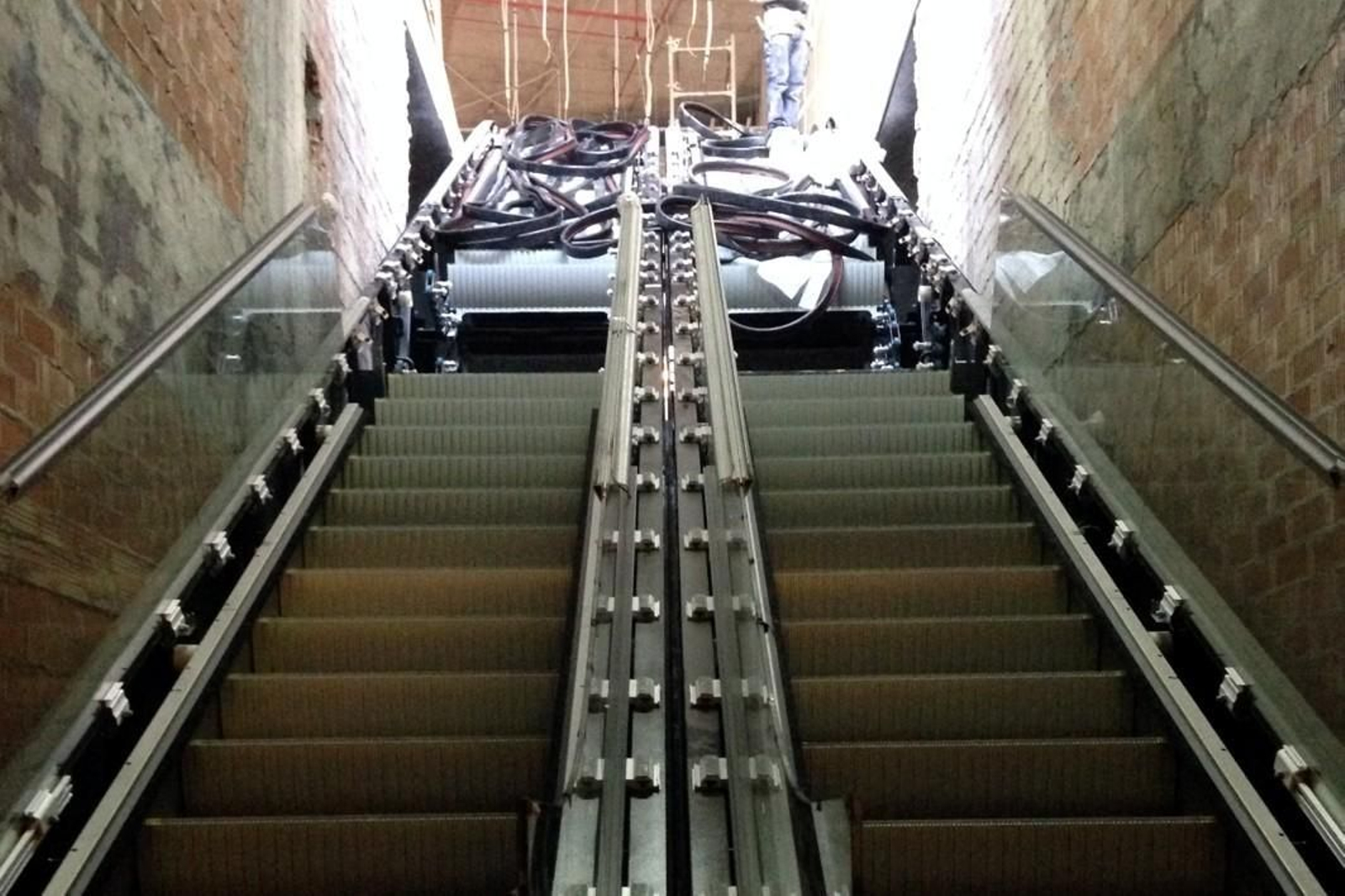 Las obras de instalación de las escaleras.