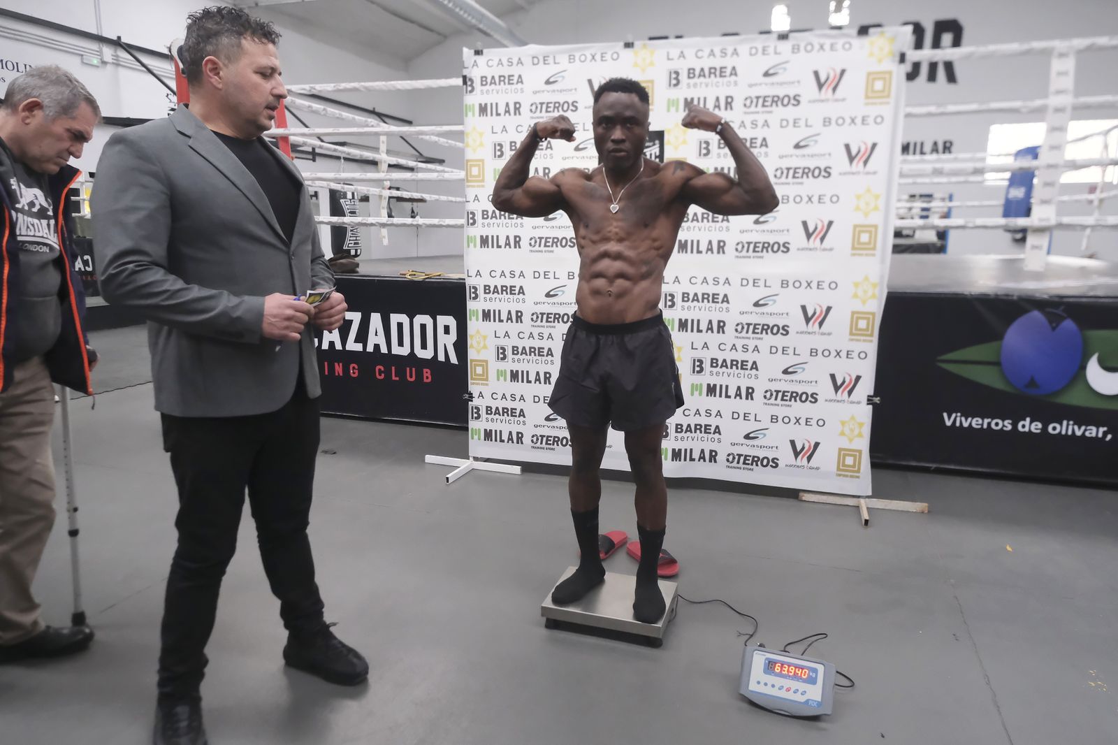 Así ha sido el pesaje previo a la pelea entre El Cazador Jr y Ronny Landaeta en Córdoba