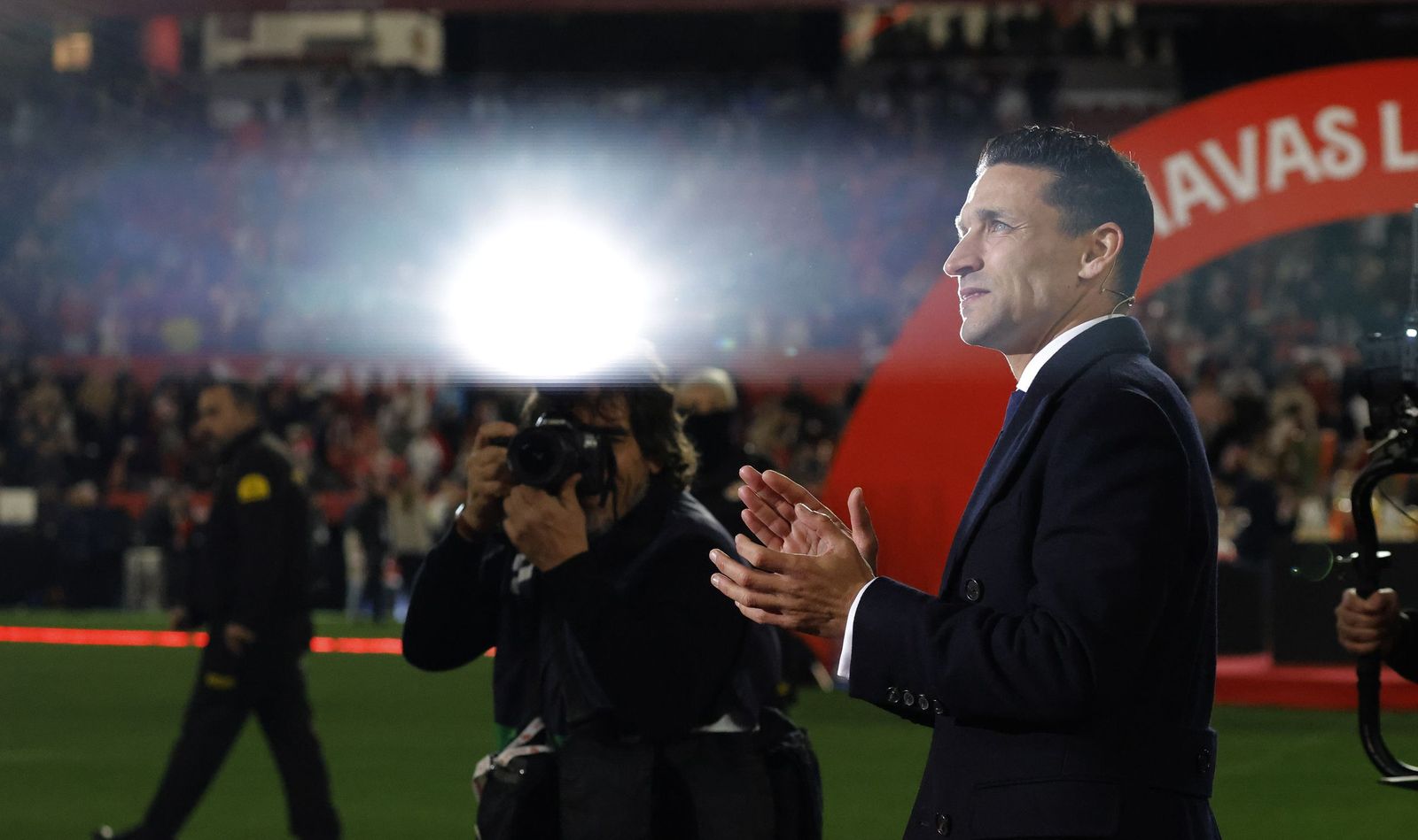 30-12-2024: Jesús Navas aplaude emocionado en su homenaje de despedida.