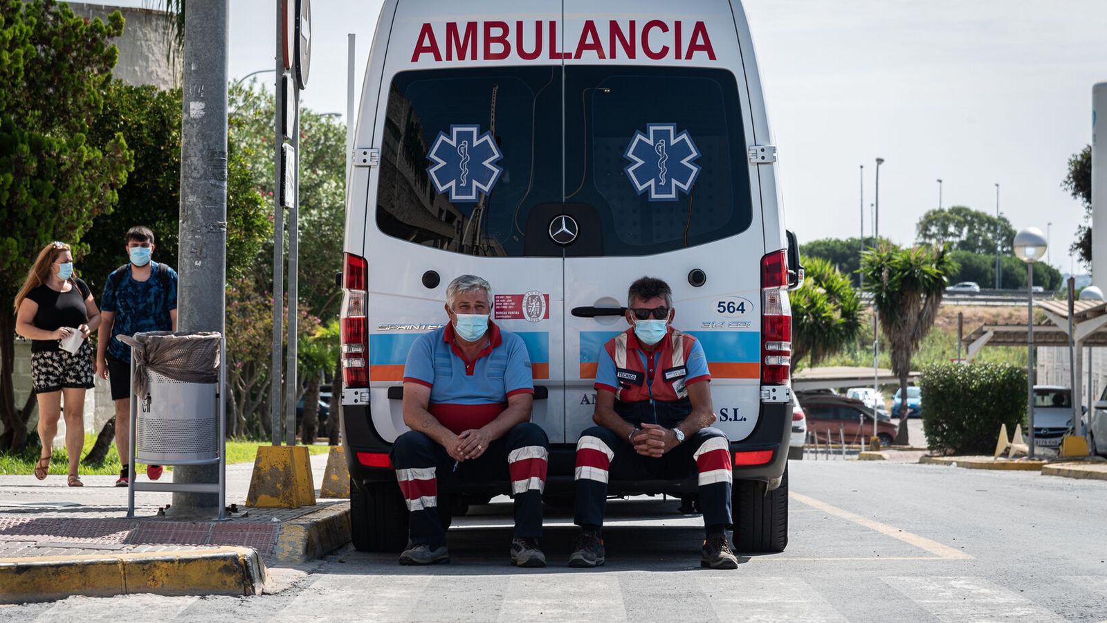 Dos sanitarios descansan en una ambulancia.