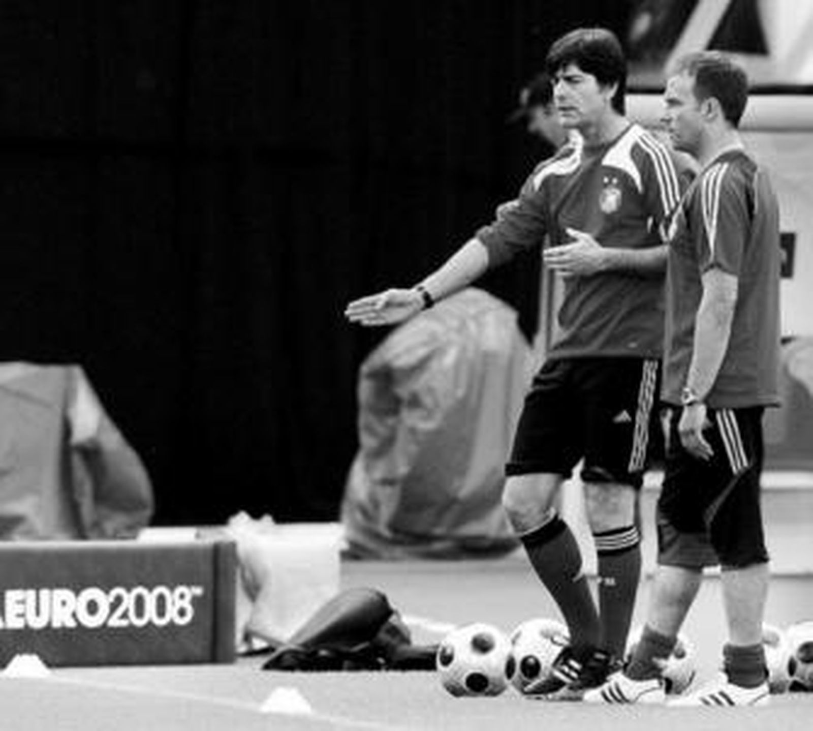 Joachim Löw (izquierda) conversa con su ayudante Hansi Flick durante el entrenamiento de ayer.