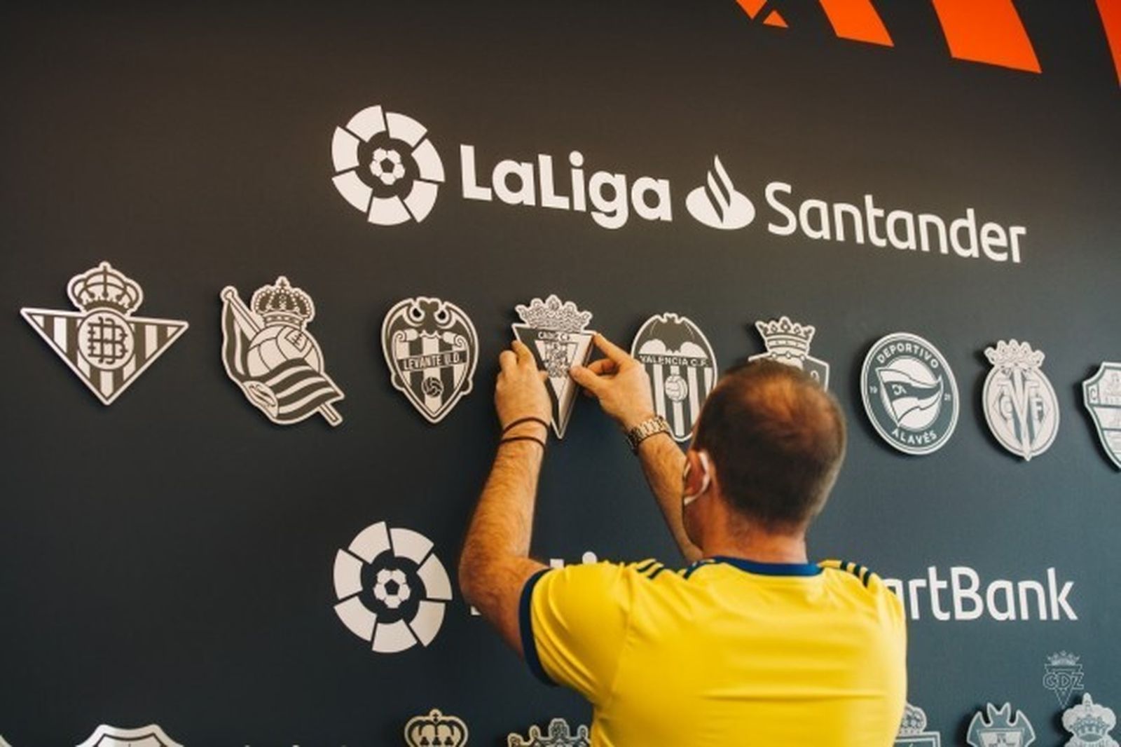 Guillermo Lázaro coloca el escudo del Cádiz en la sede de LaLiga en Londres.