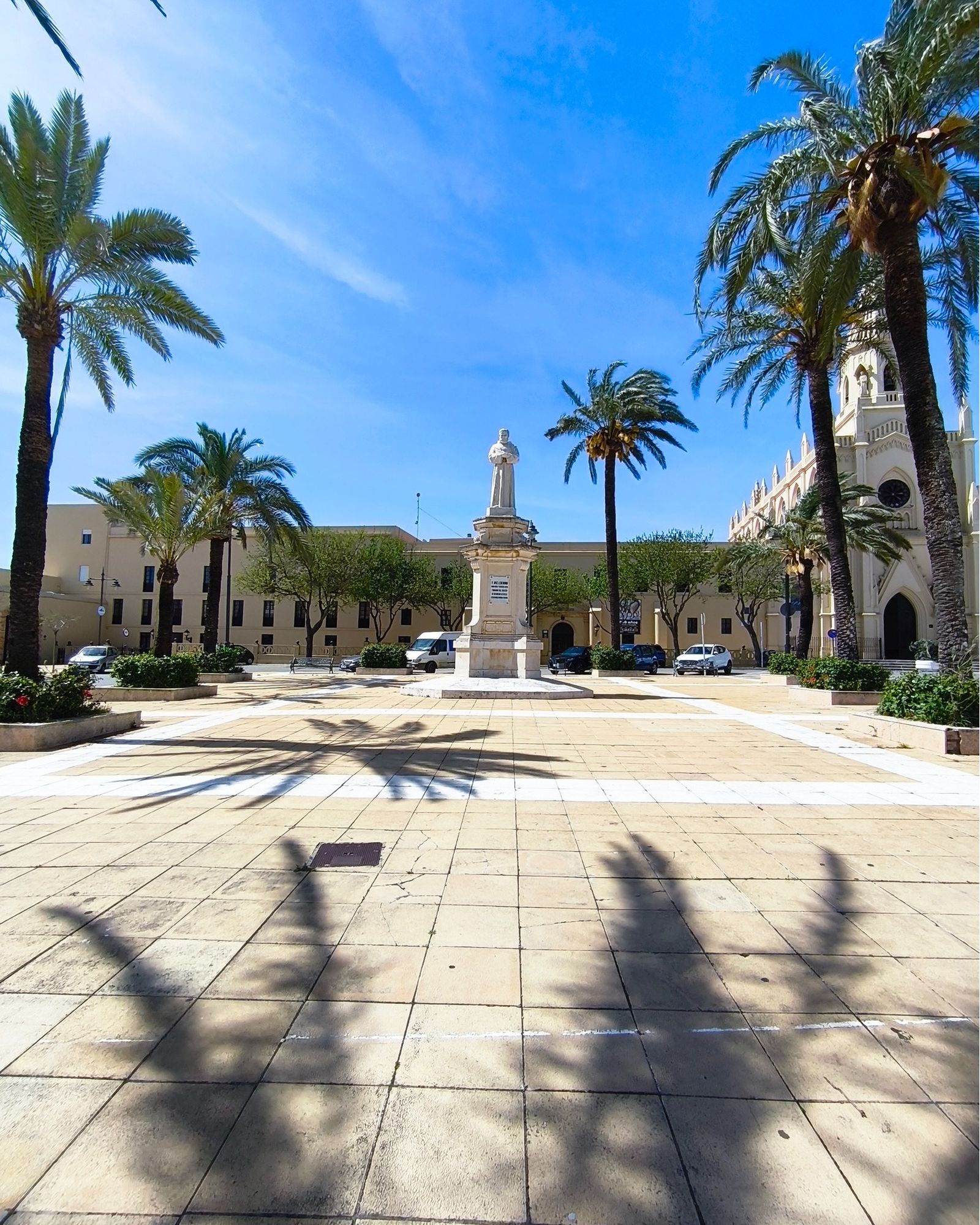 Plaza de Ntra. Sra. de Regla, frente el Santuario del mismo nombre.