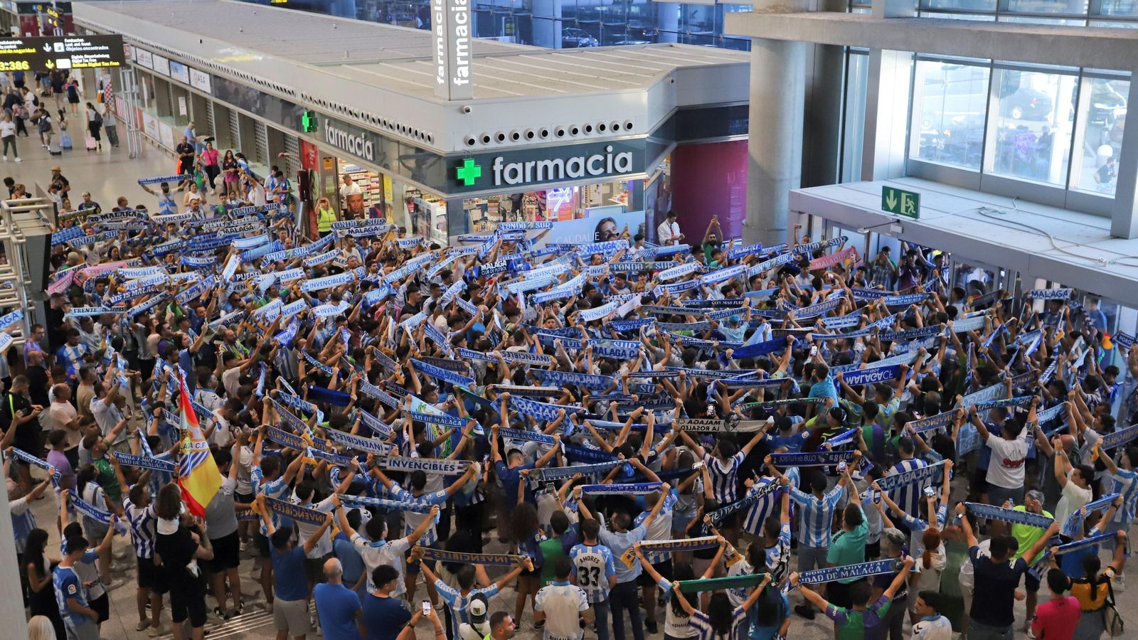 Las fotos de la afición despidiendo al Málaga en el aeropuerto antes de ir a Tarragona