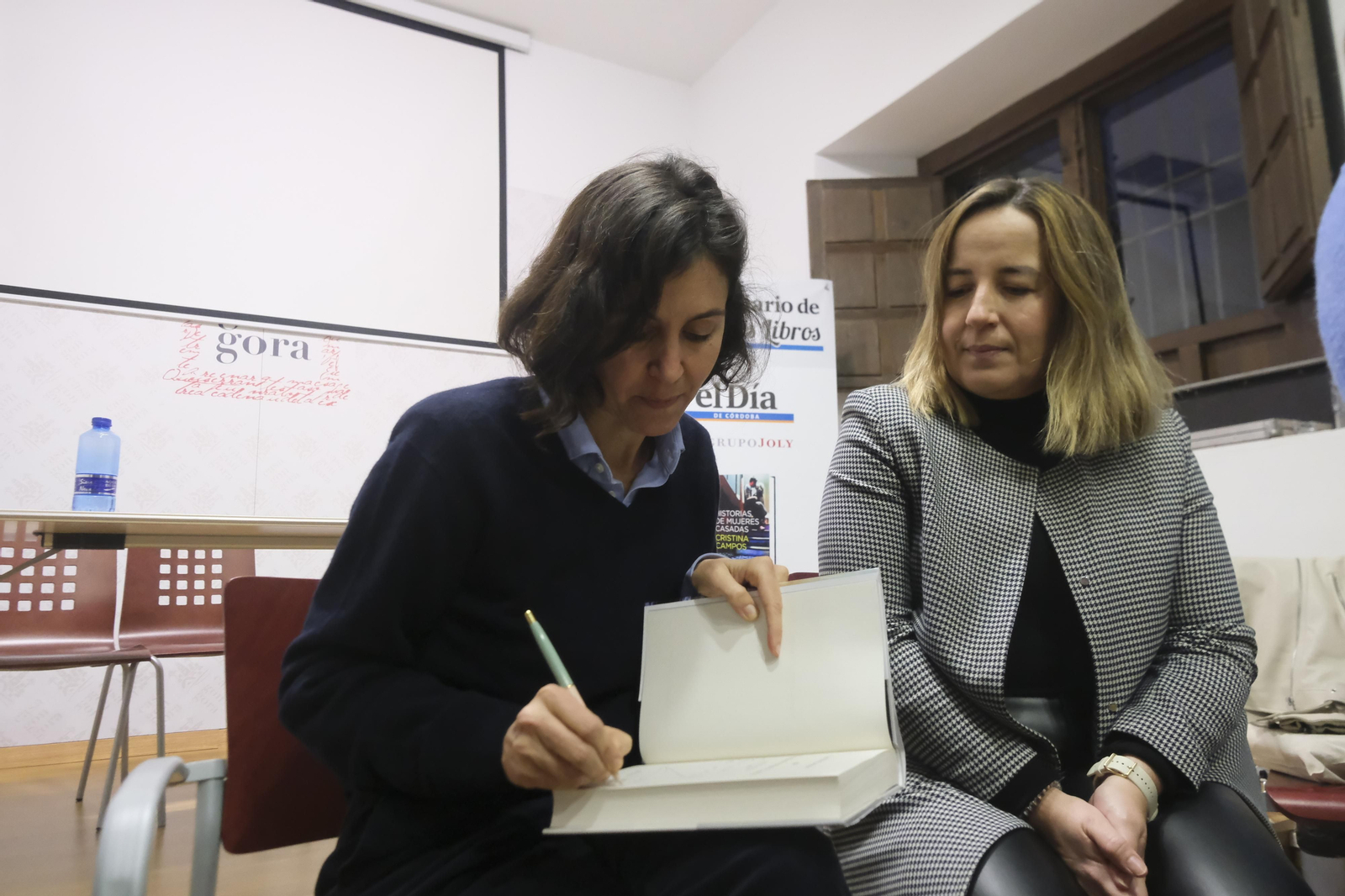 Las imágenes de la presentación de la obra ‘Historias de mujeres casadas’ de Cristina Campos en Córdoba