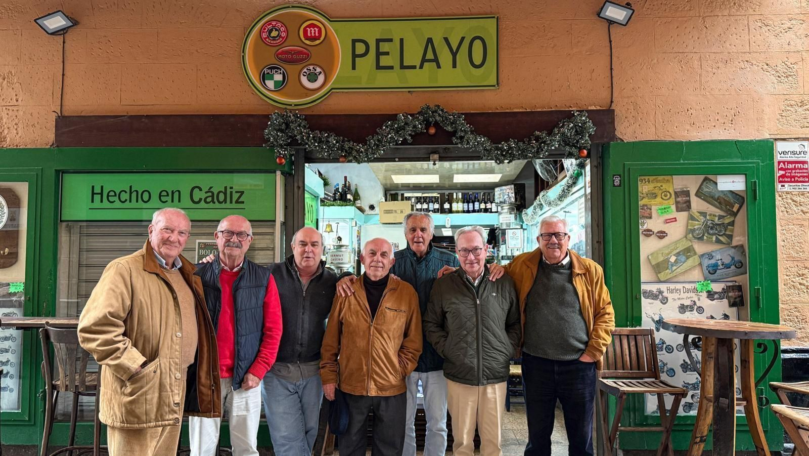 Momo Martos, Pepe Sacaluga, Pelayo García Borbolla, Sebastián Gómez, Juan Luis Parrilla, Jorge Gascón y José R. de los Santos, durante el almuerzo.