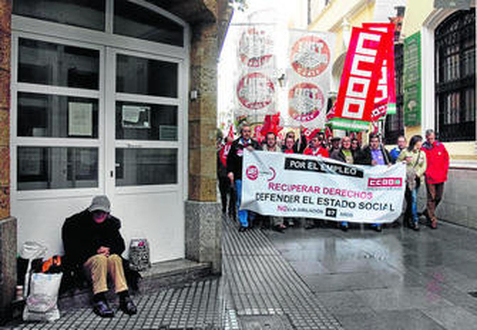 La manifestación  en su recorrido por la calle San Francisco de Cádiz.