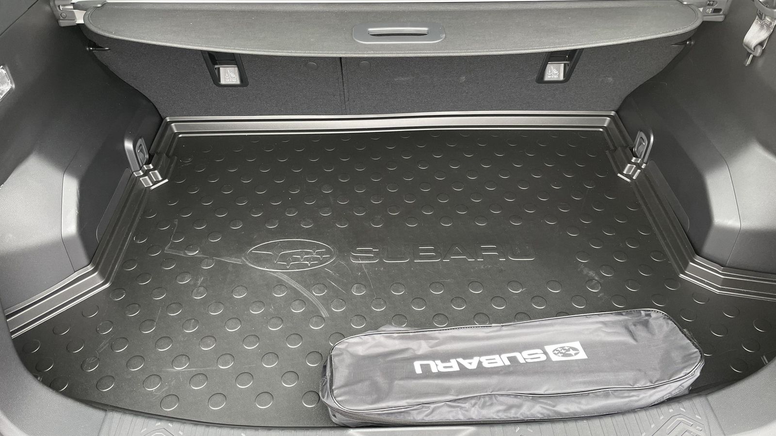 El maletero no tiene mucha altura y, por tanto, tampoco demasiada capacidad al incorporar bajo buena parte de su suelo elementos del sistema microhíbrido.