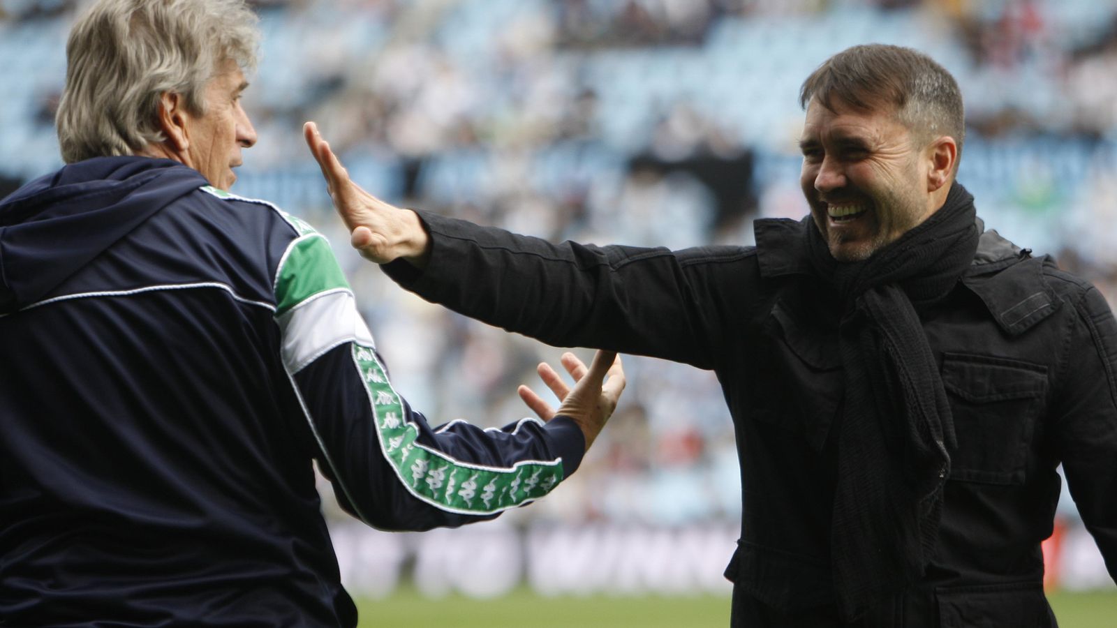 Eduardo Coudet saluda a Manuel Pellegrini.