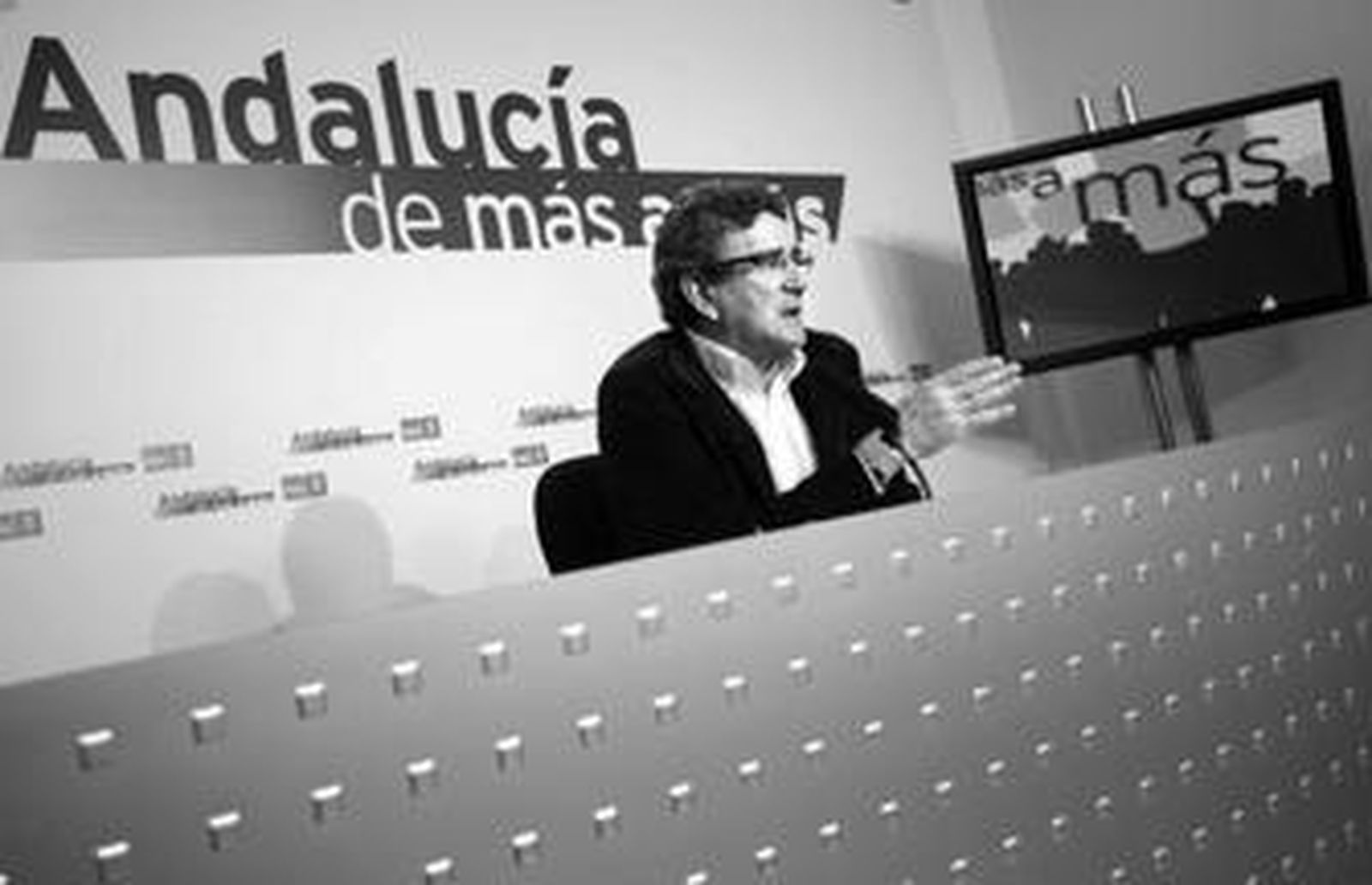 Luis Pizarro, durante la rueda de prensa de ayer en la sede del PSOE-A.
