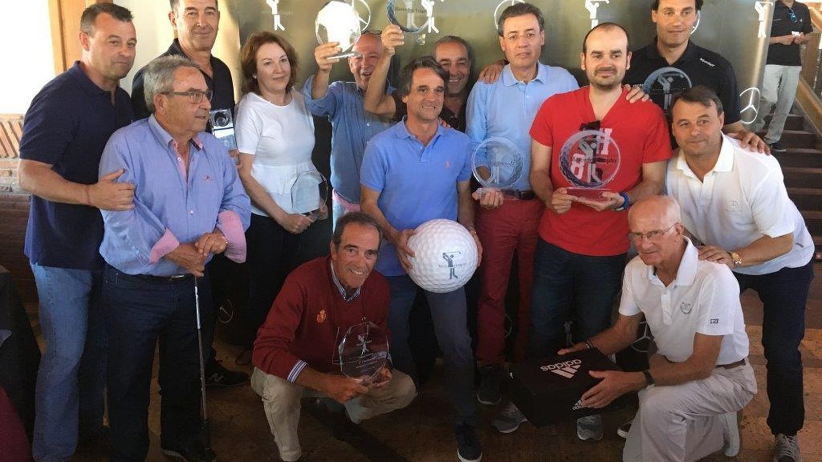 Foto de familia con premiados y participantes
