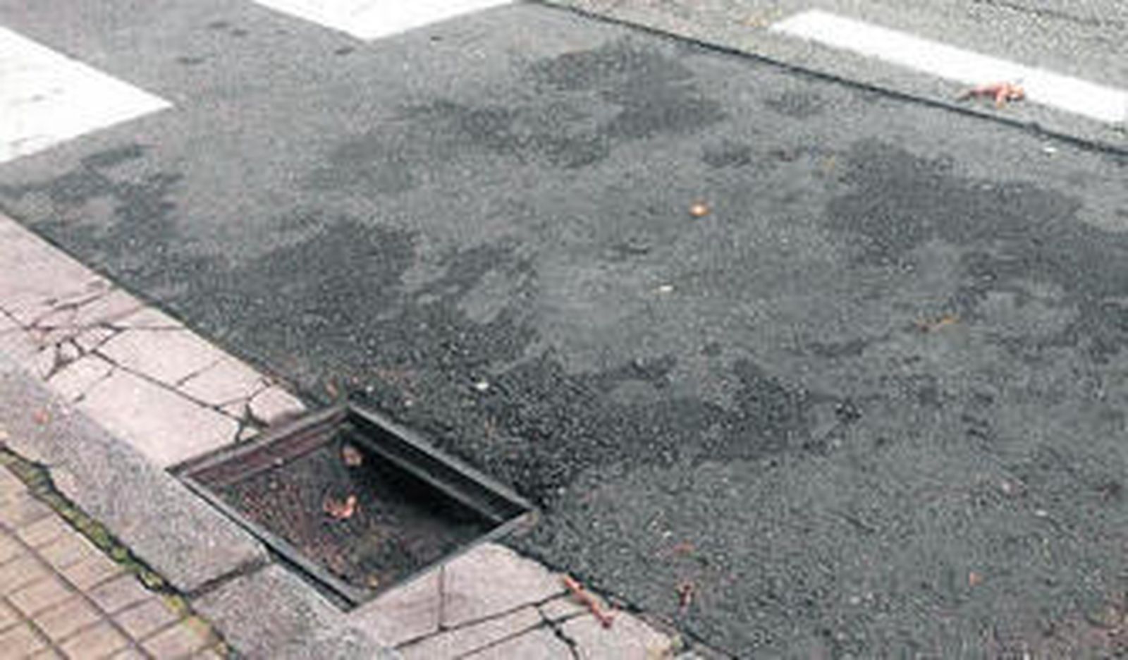 Una alcantarilla sin tapa en la calle Séneca, en una imagen aportada por la plataforma.