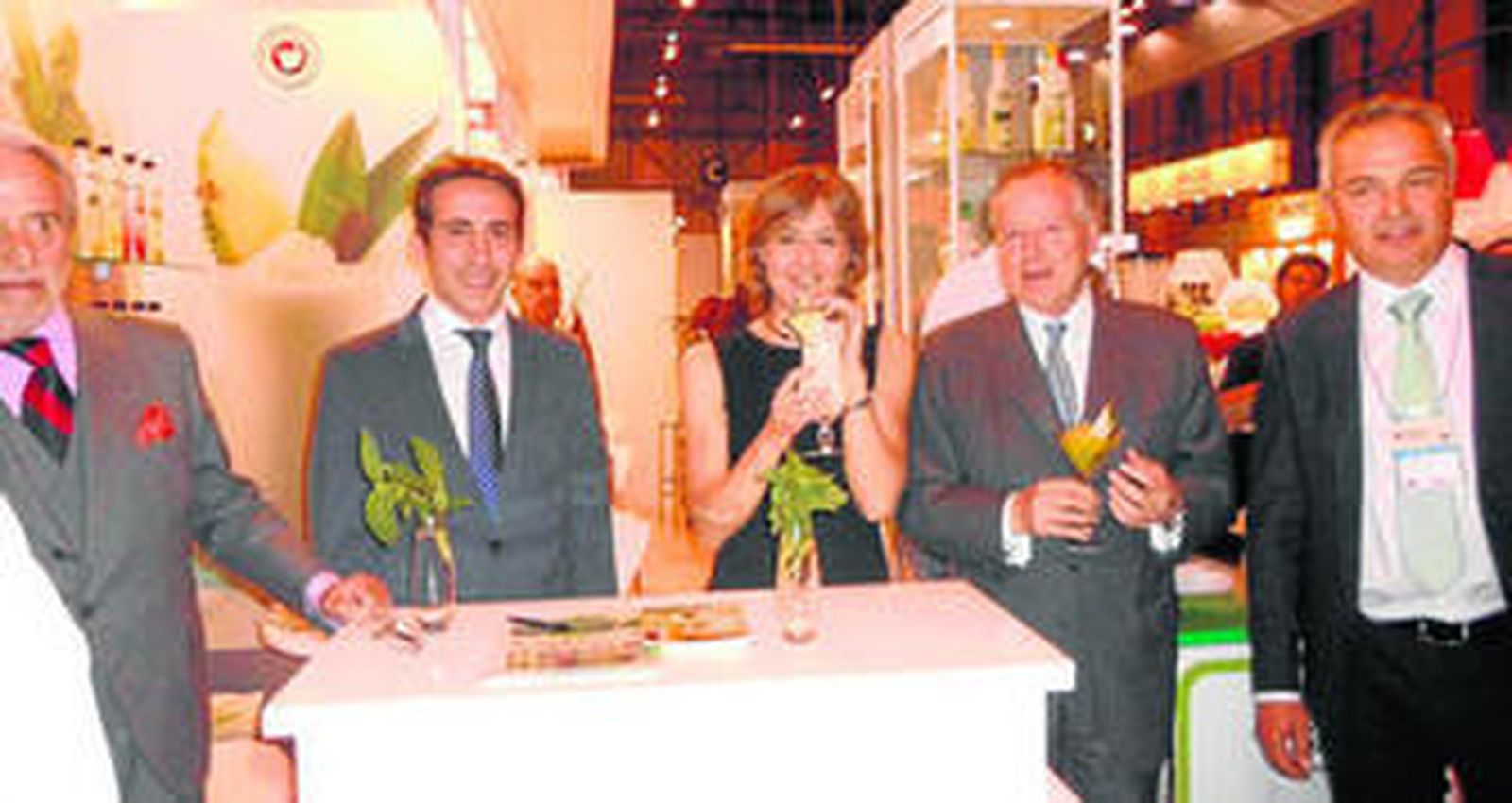 La ministra de Agricultura, Isabel García Tejerina, degustó un mojito de Caribata en el reciente Salón de Gourmets celebrado en Madrid.