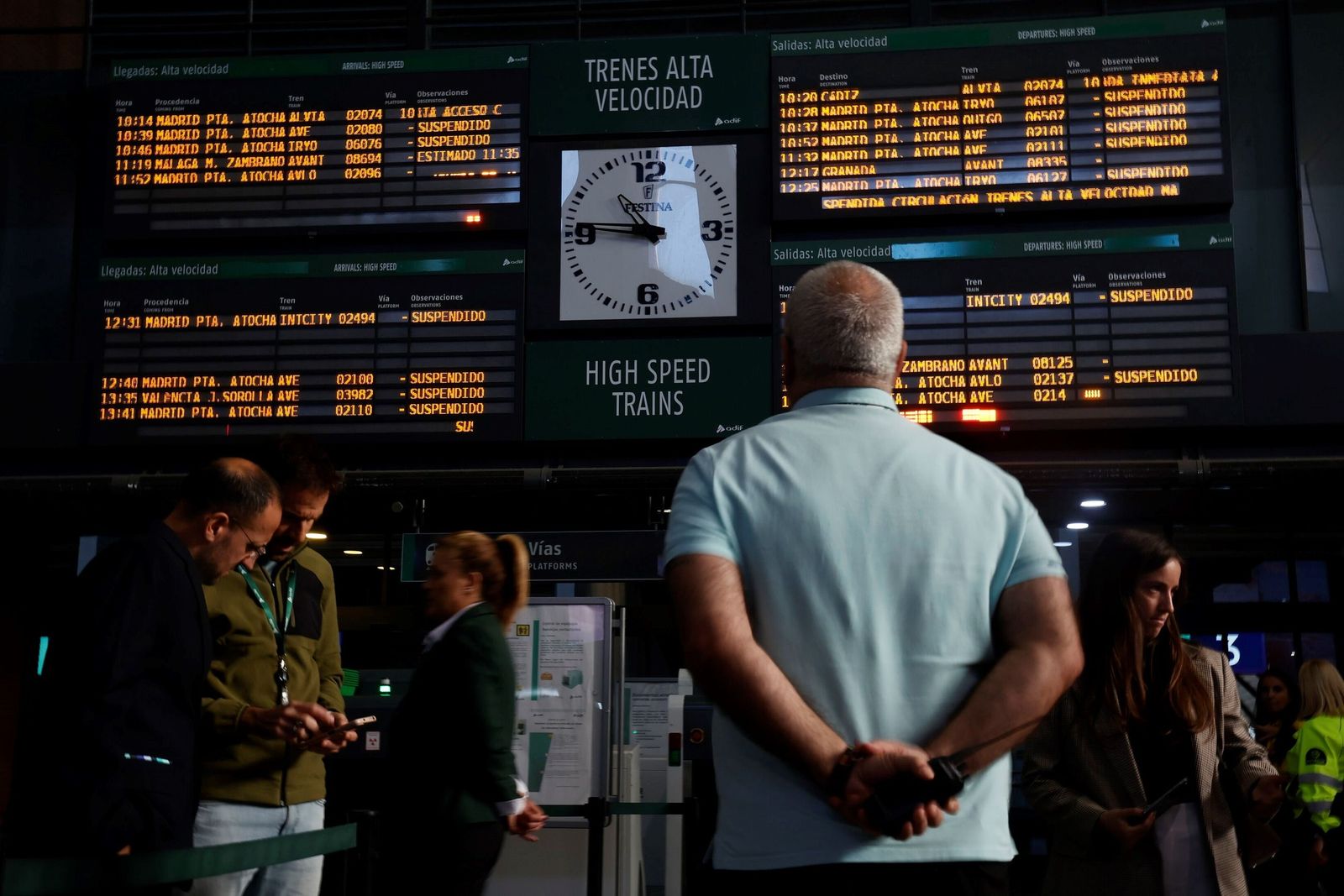 Pasajeros en la estación de Santa Justa.