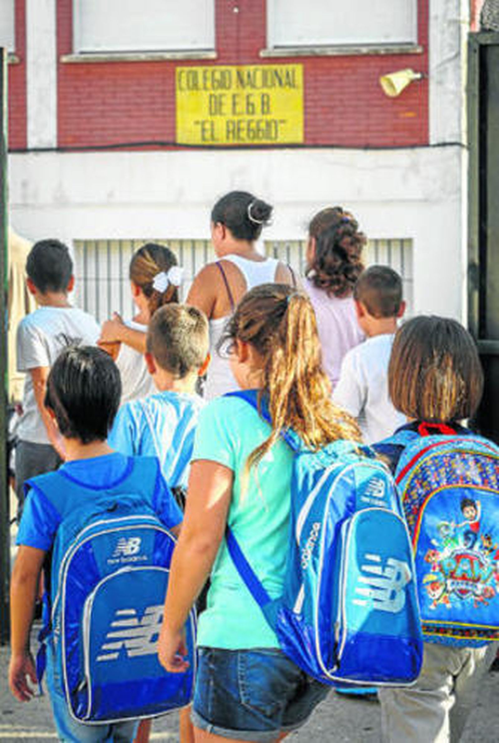Algunos de los estudiantes de Primaria que regresaba ayer a las clases, en el colegio Reggio de Puerto Real.
