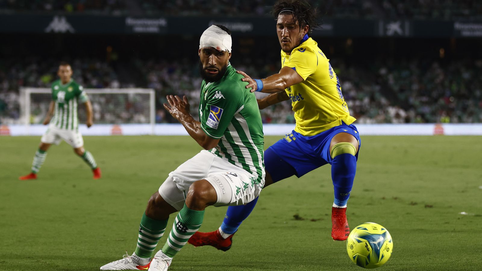 Fekir, con la cabeza vendada por una herida, trata de superar a Espino.