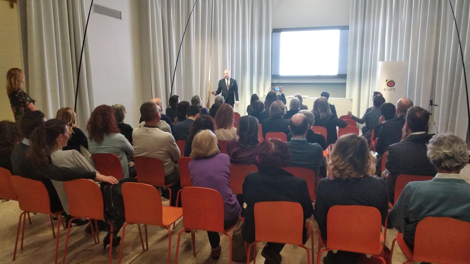 Un técnico de la Oficina Española de Turismo en Milán durante la presentación