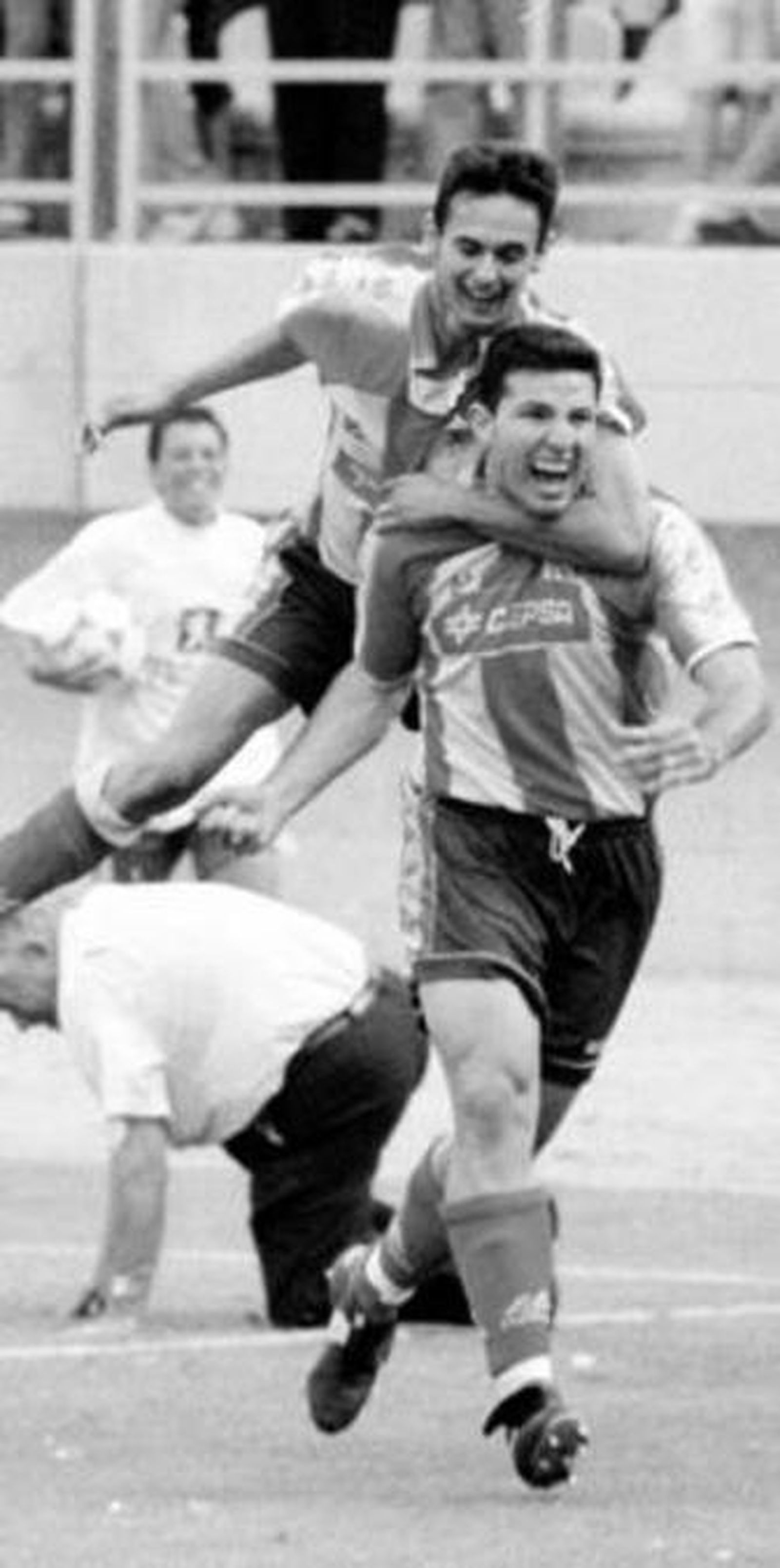 Batista, con Johny en su espalda, celebra sui 1-0 ante el Maracena.
